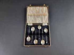 A cased set of six bean handled coffee spoons, by William Suckling Ltd, Birmingham 1941, gross