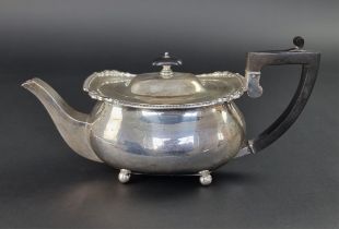 A silver teapot, by James Parkes, London 1913, 9cm high excluding handle, 628g.