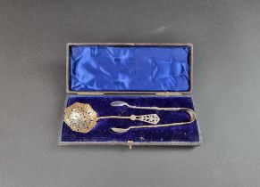 A cased Victorian silver sifter spoon and matching pair of sugar tongs, Birmingham 1893, 41g.