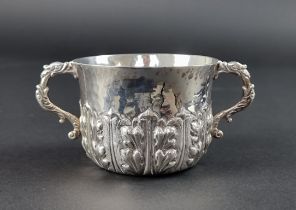 A silver porringer, by Carrington & Co, London 1933, 5.5cm high, 128g.