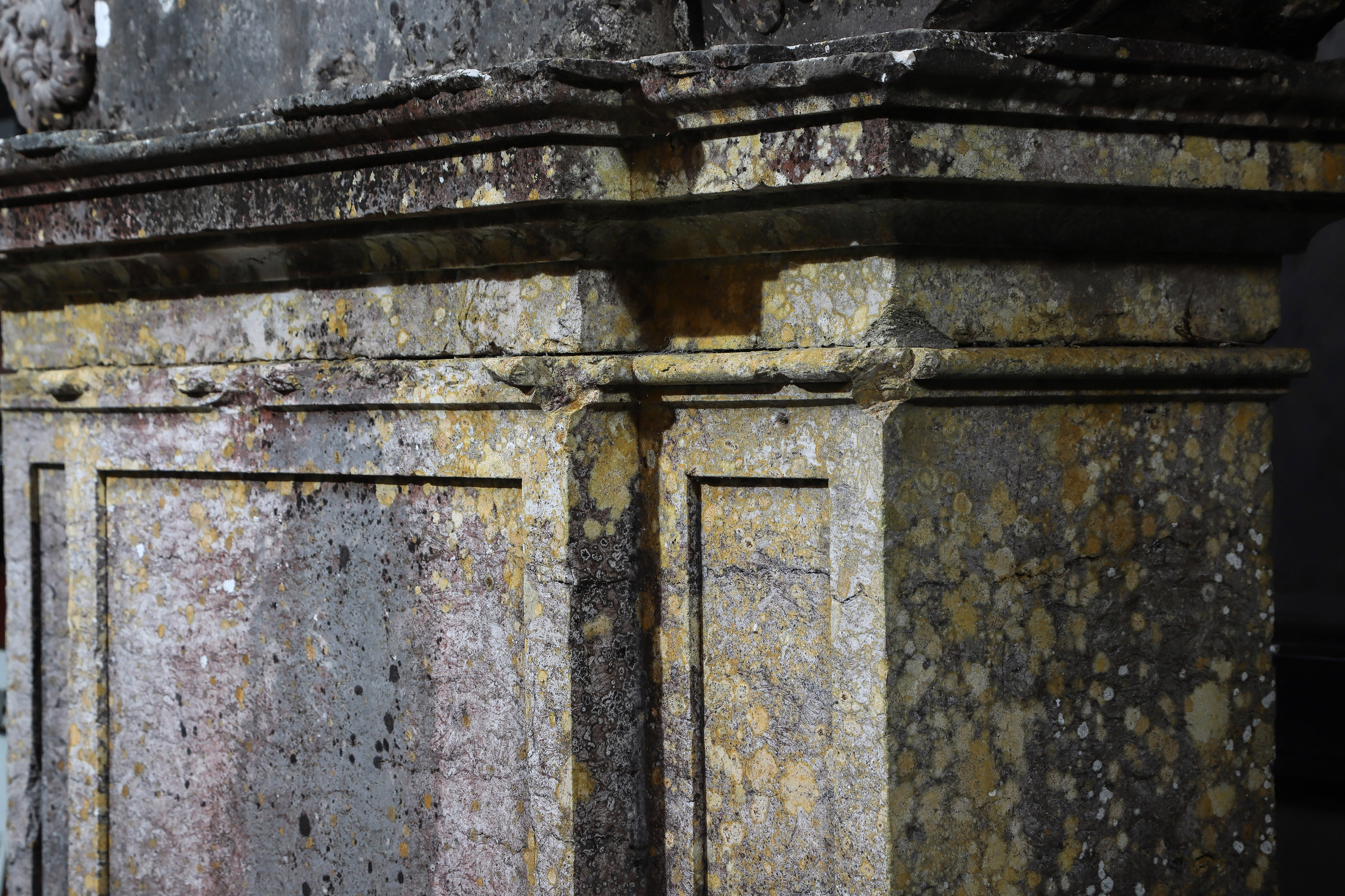 A monumental and important carved marble sundial - Image 6 of 23