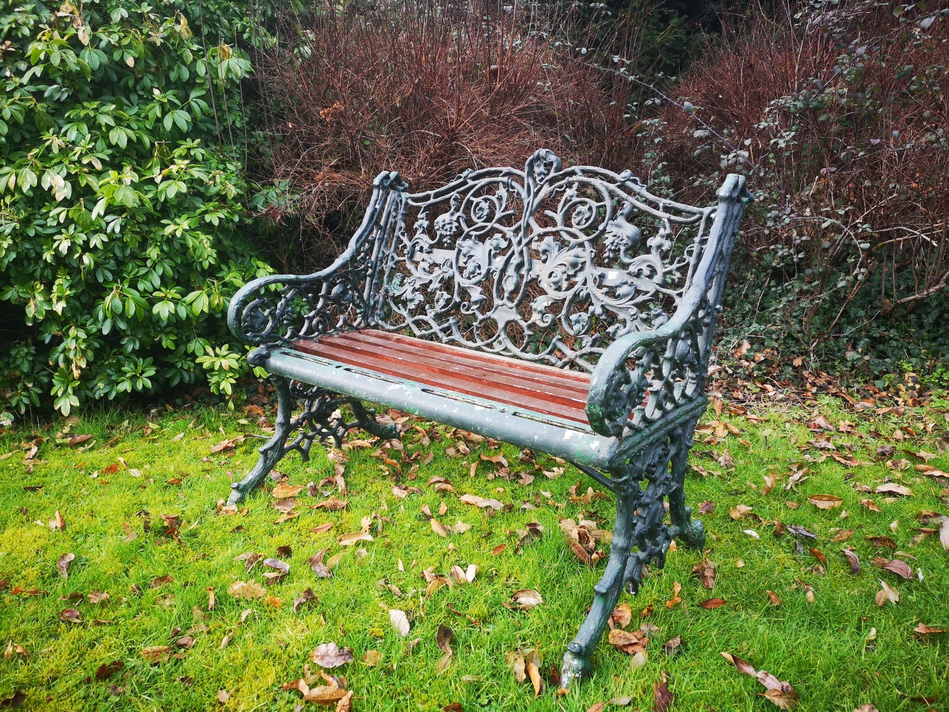 A rustic pattern cast iron seat