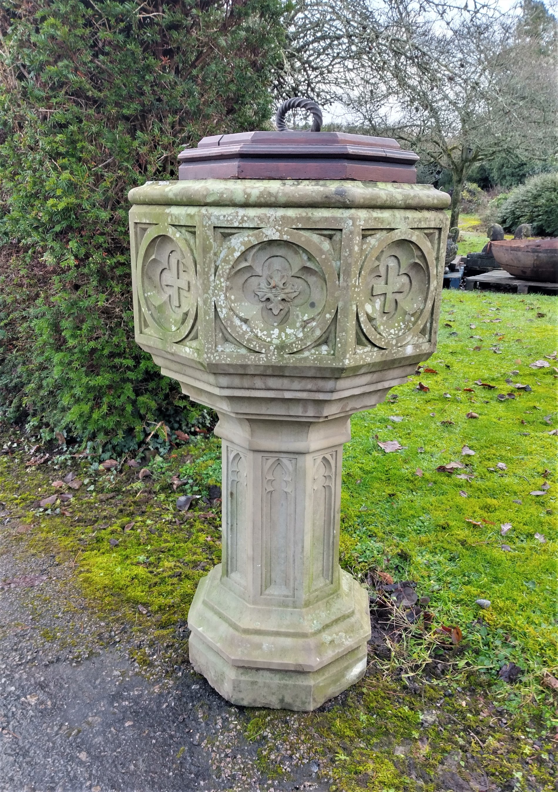 A Victorian carved stone font - Image 4 of 4