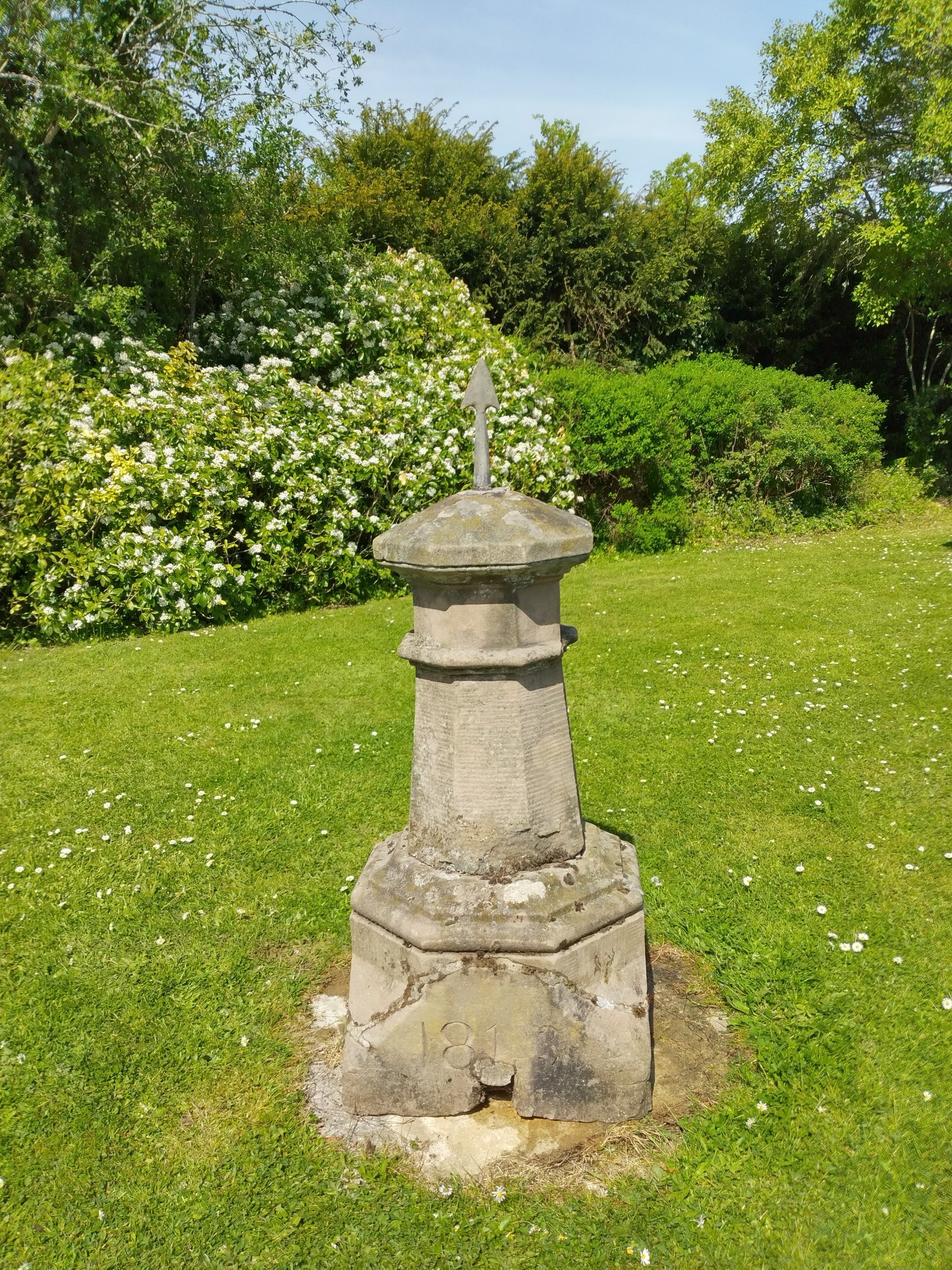 An unusual carved stone base - Image 2 of 2