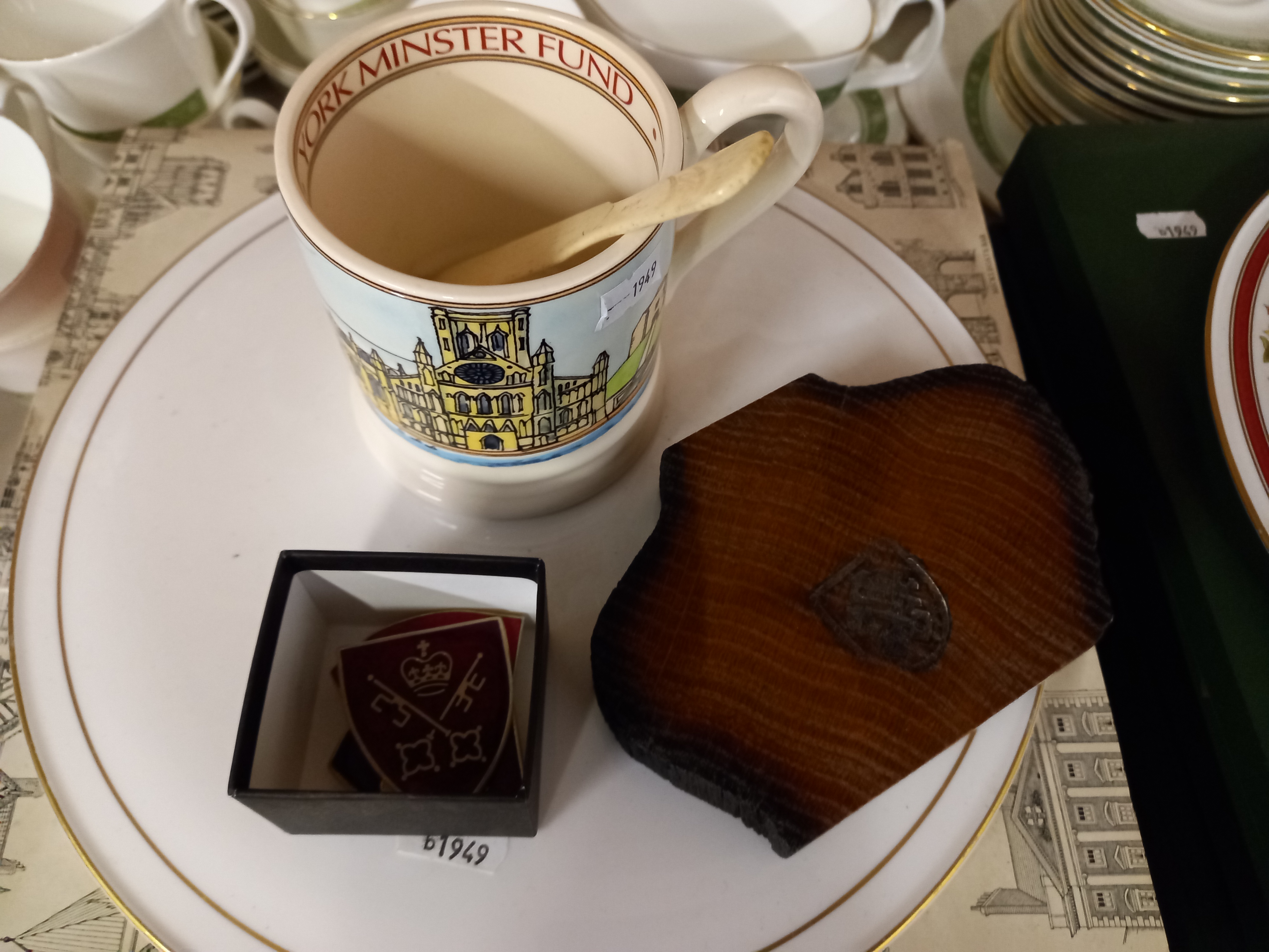 ROYAL DOULTON ' RONDELAY' DINNER SERVICE, YORK MINSTER ITEMS & LIMITED EDITION PLATES" - Image 5 of 11