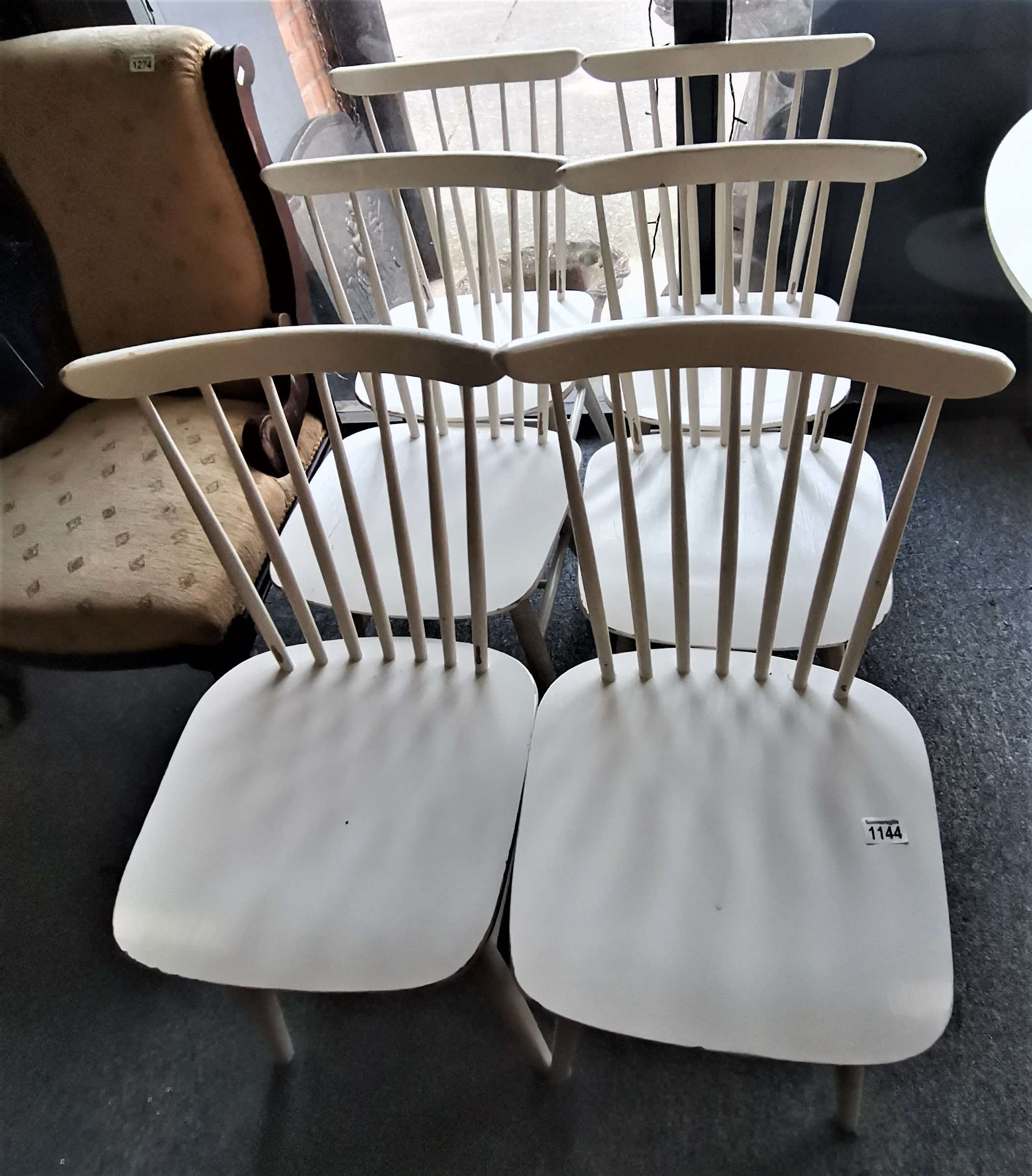 White round dining table and 6 chairs