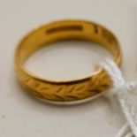 22 carat Gold band with engraved pattern on.