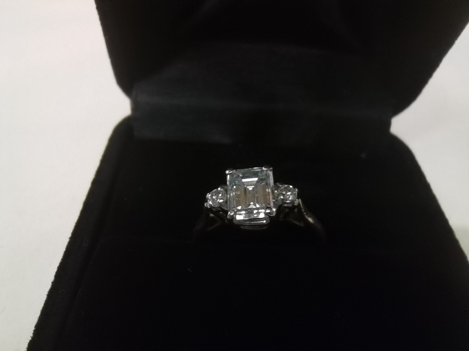 Diamond Ring - Emerald Cut 1.03 with 10 points either side in 18carat yellow gold size J - Image 8 of 9