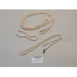 Set of pearl necklace and bracelet