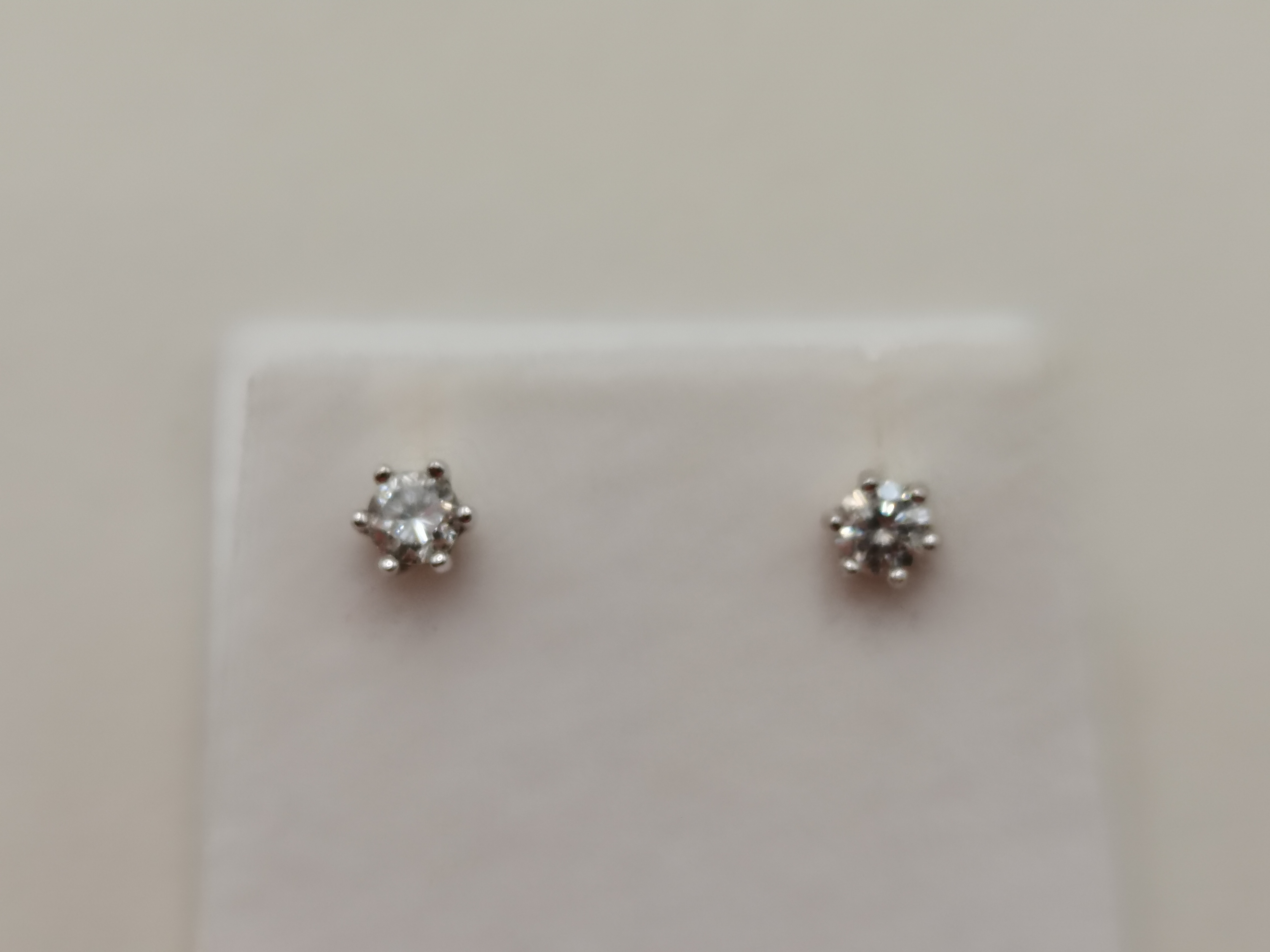 A Lovely pair of 18ct Gold Diamond stud earrings - Image 3 of 4