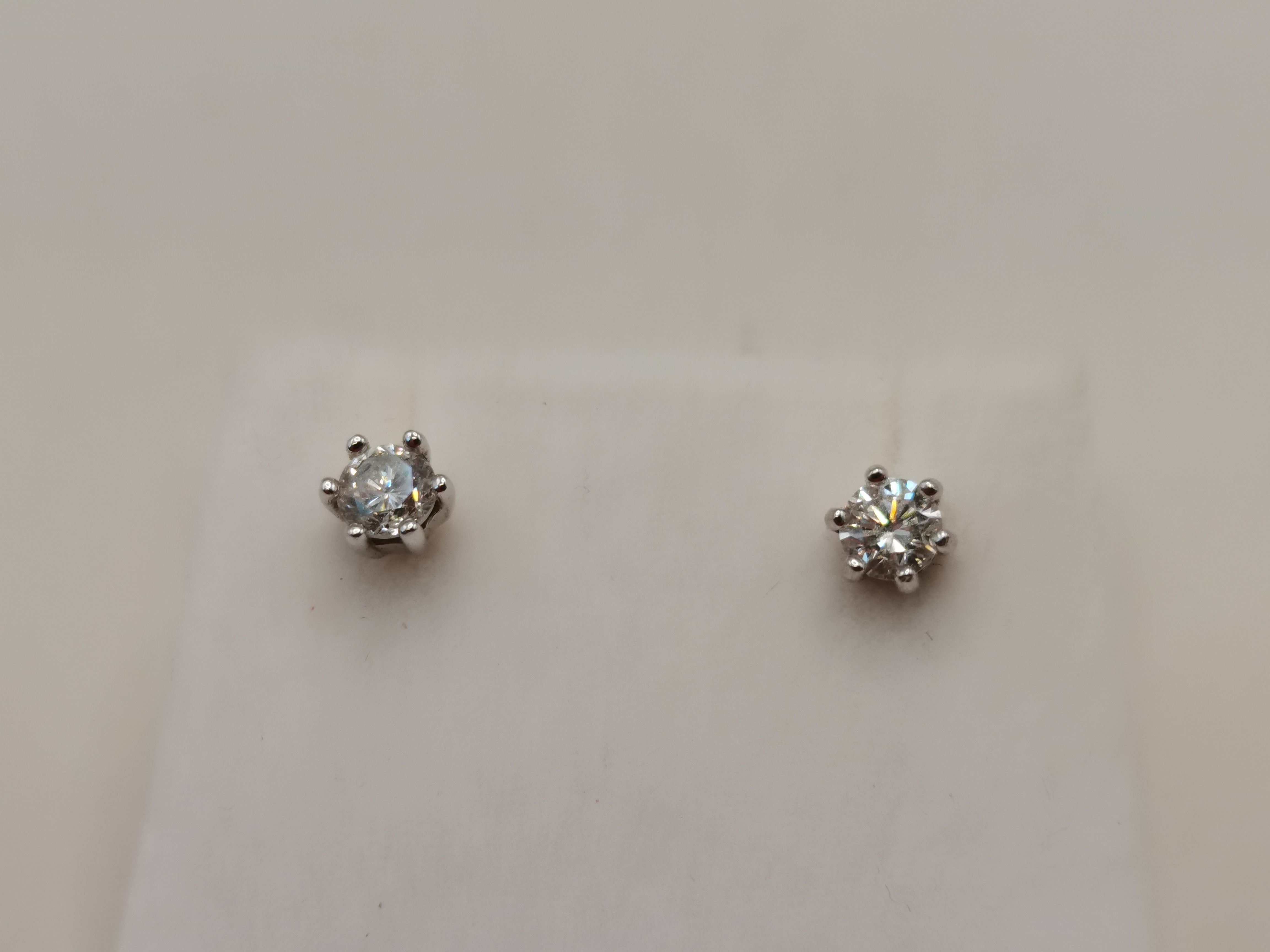 A Lovely pair of 18ct Gold Diamond stud earrings - Image 2 of 4