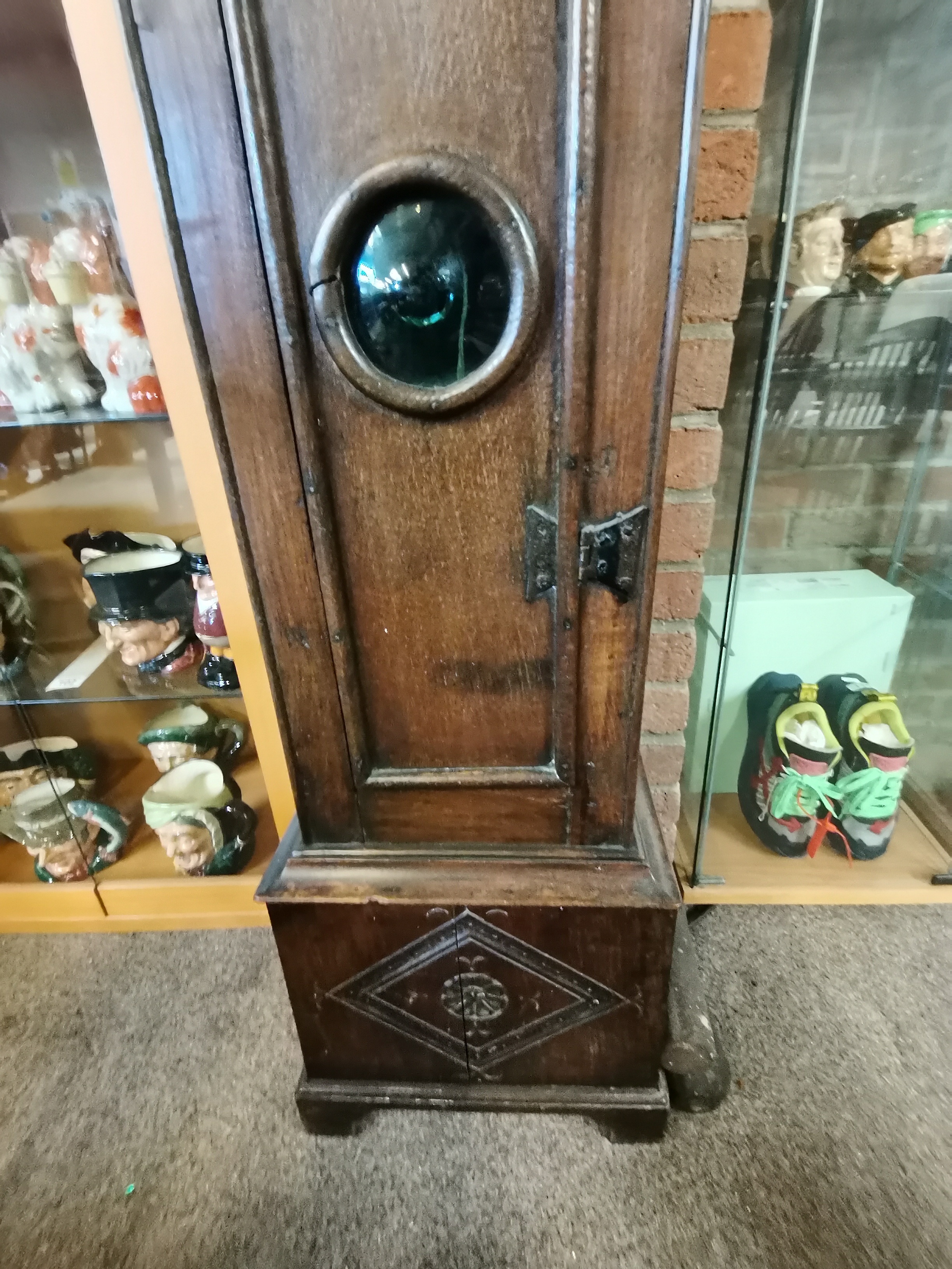 An early oak grand father clock by William Pridgin of Hull marked 1740 and having a glass bulls eye - Image 3 of 5