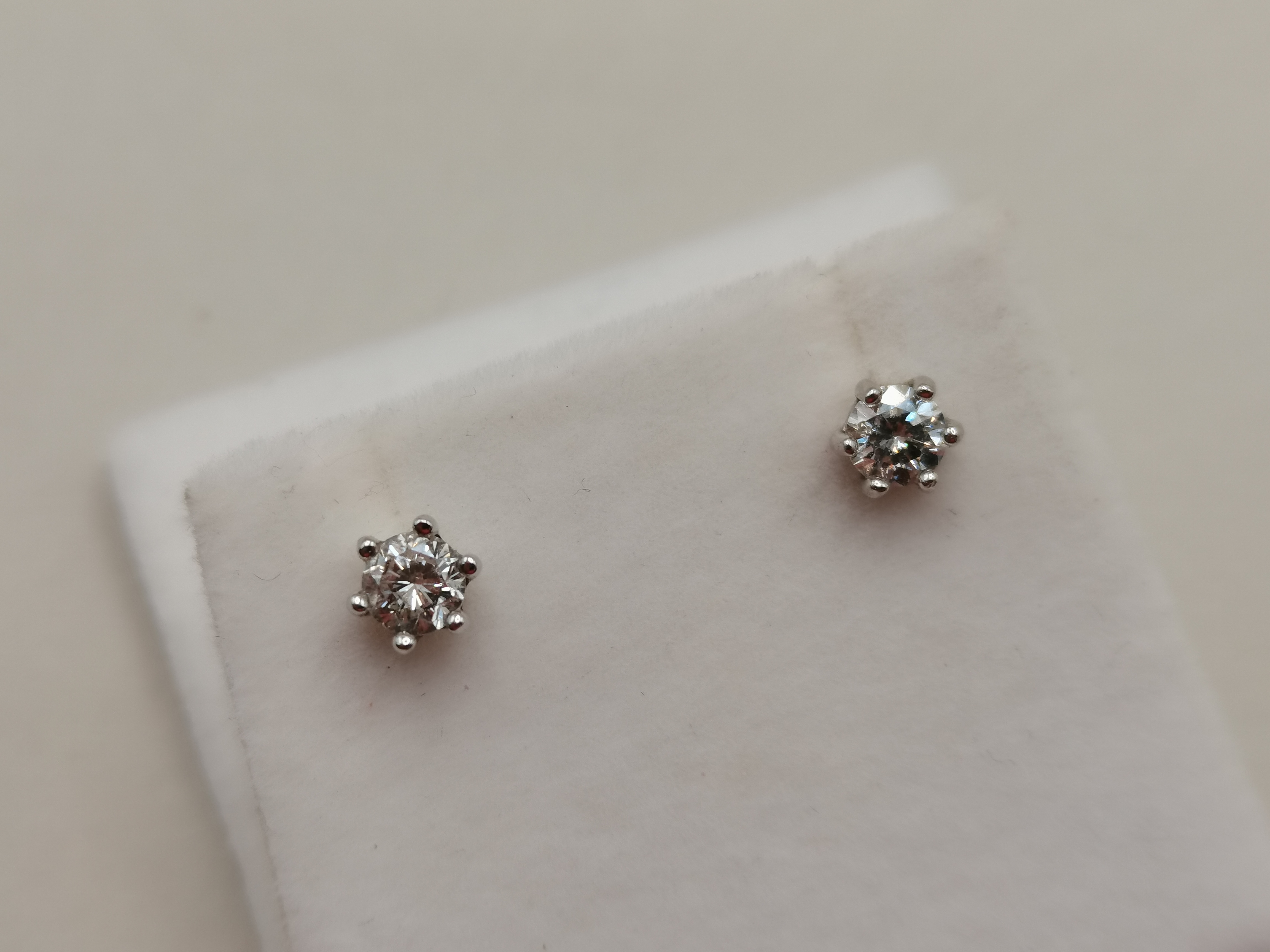A Lovely pair of 18ct Gold Diamond stud earrings - Image 4 of 4