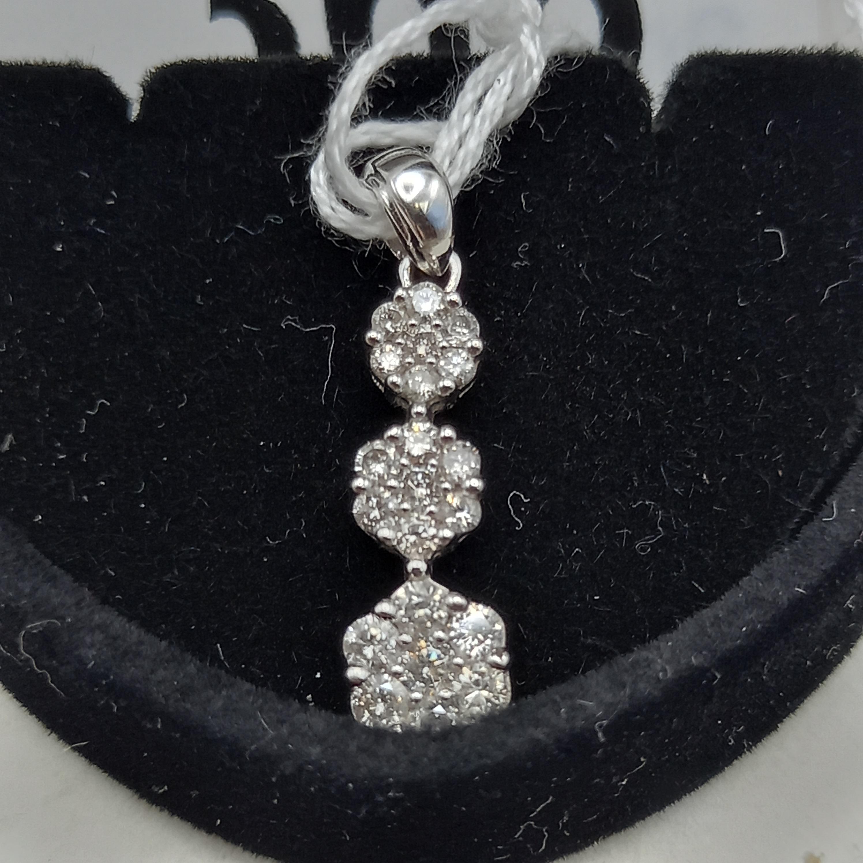 10k white gold pendant with 3 floral diamond drops made up of 7 diamonds to each - Image 2 of 4