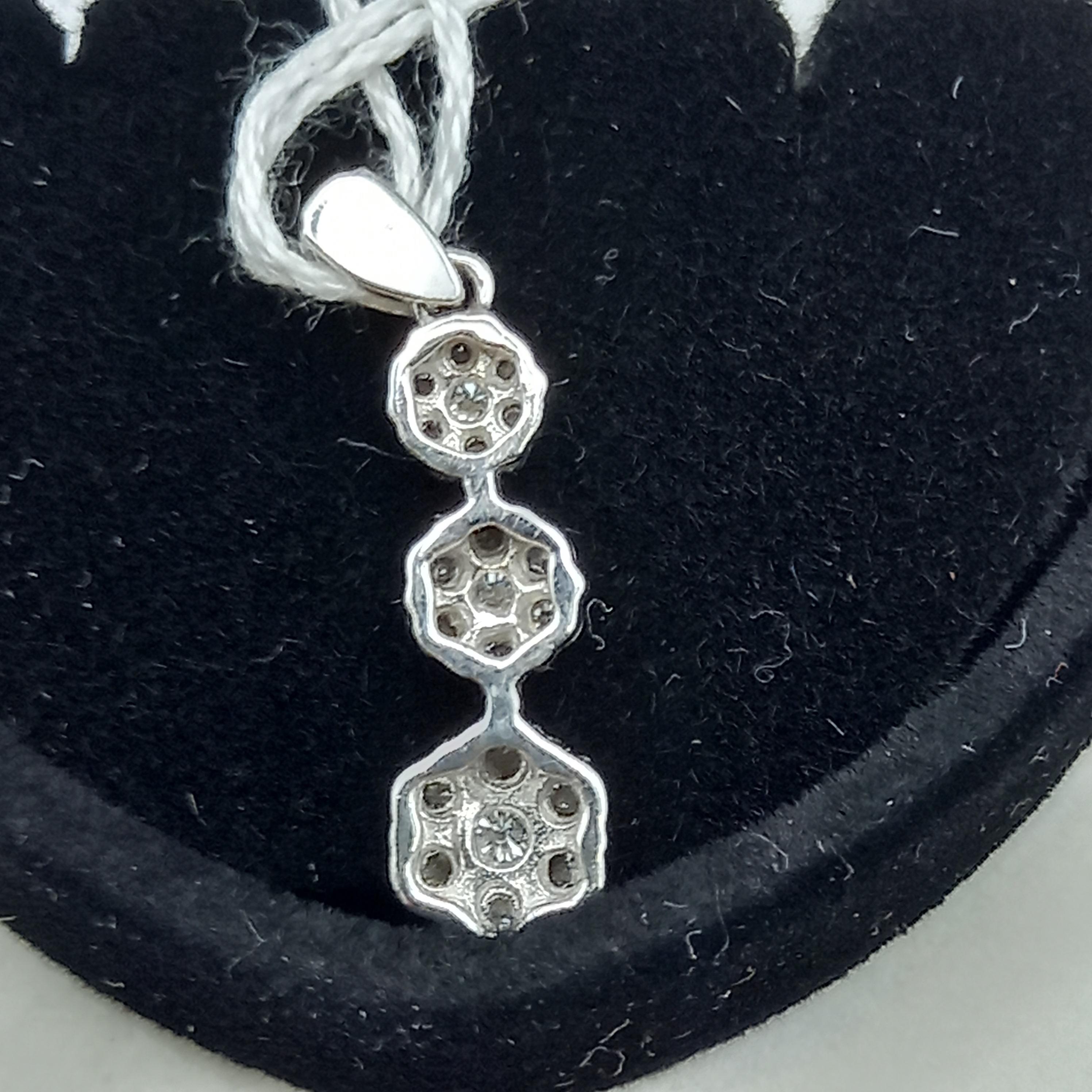 10k white gold pendant with 3 floral diamond drops made up of 7 diamonds to each - Image 3 of 4