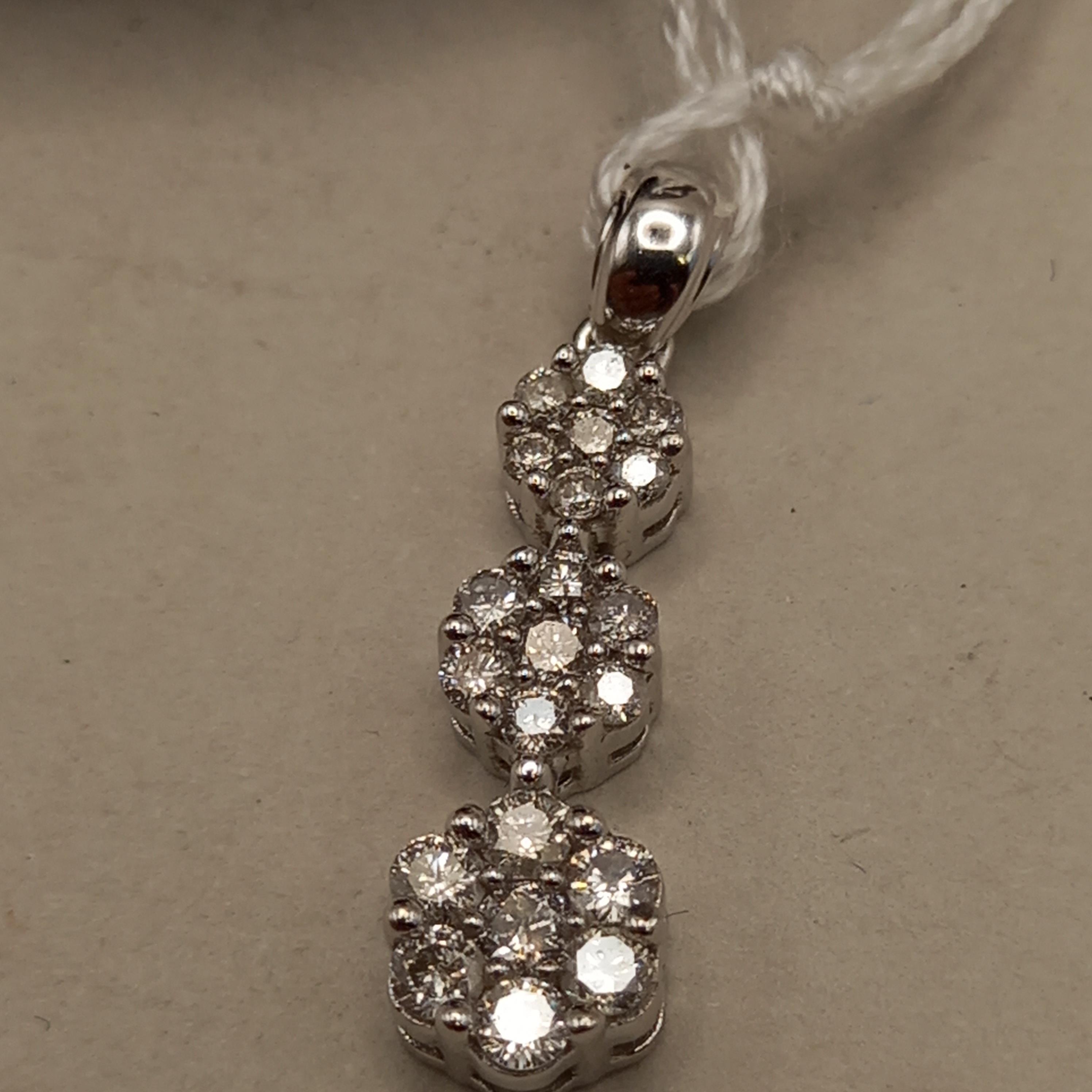 10k white gold pendant with 3 floral diamond drops made up of 7 diamonds to each - Image 4 of 4