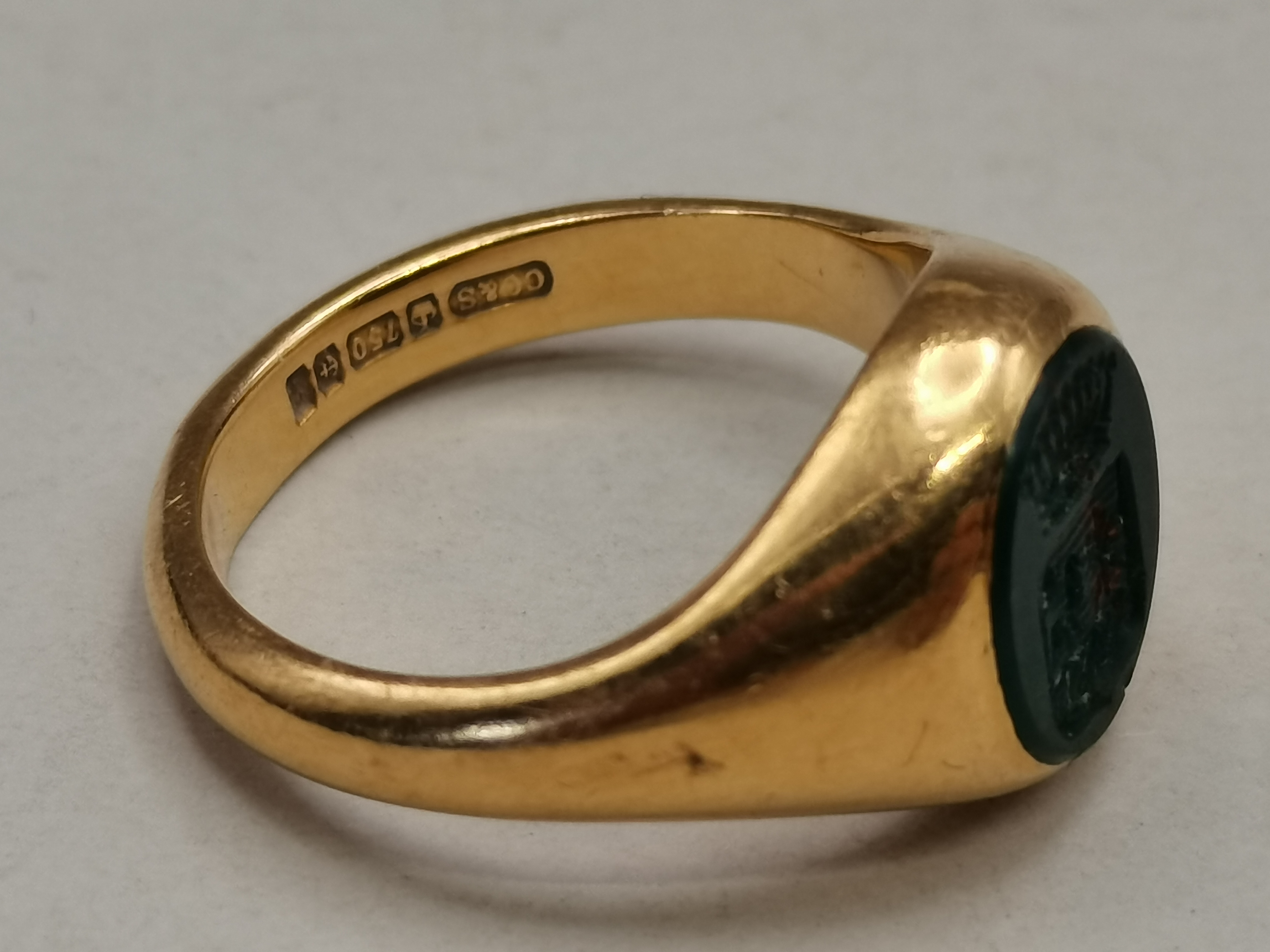 x2 18ct Gold Signet rings total - Image 2 of 5