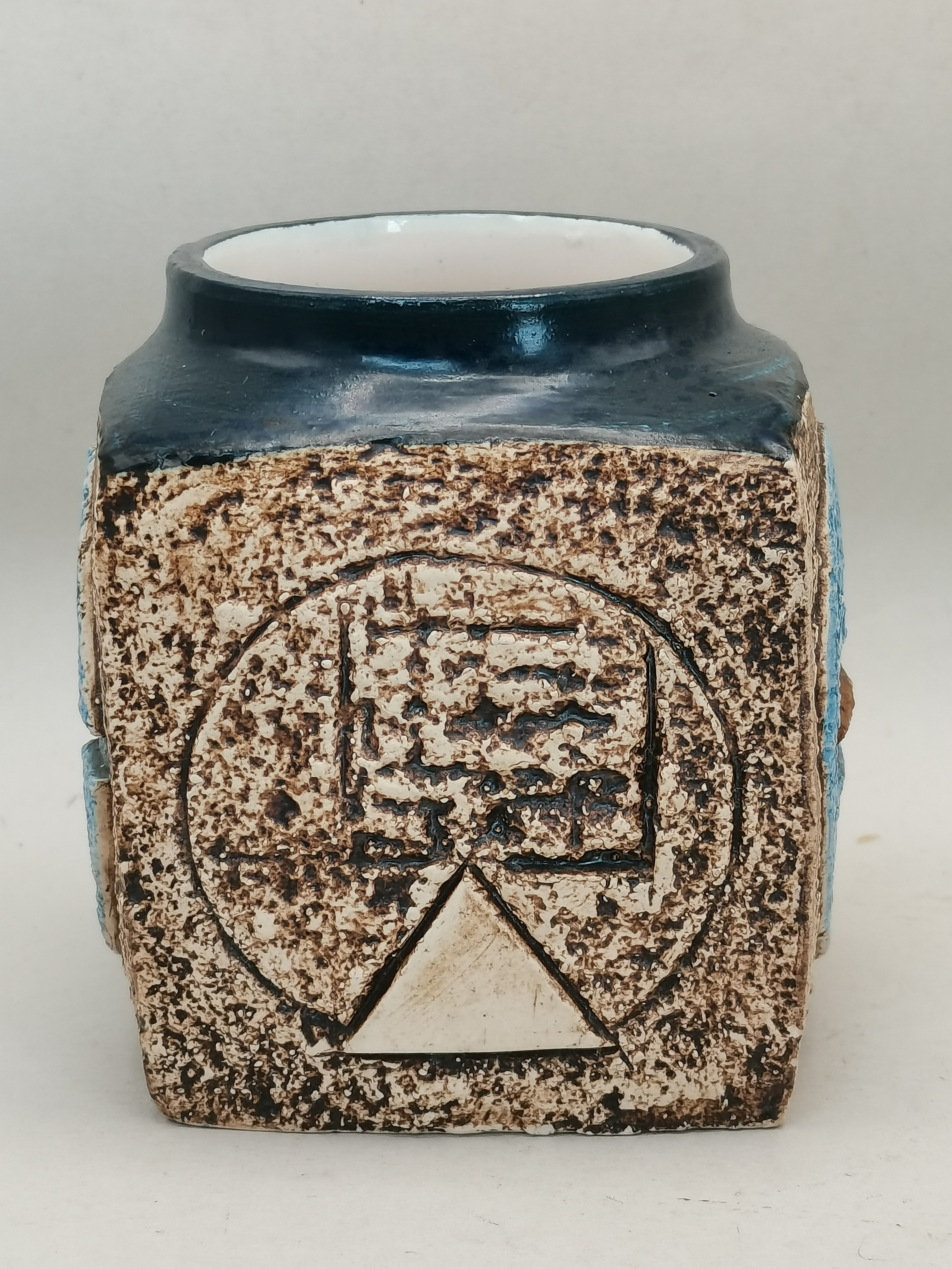 Troika Vase by Avril Bennett 1973 -1979 - Image 2 of 5
