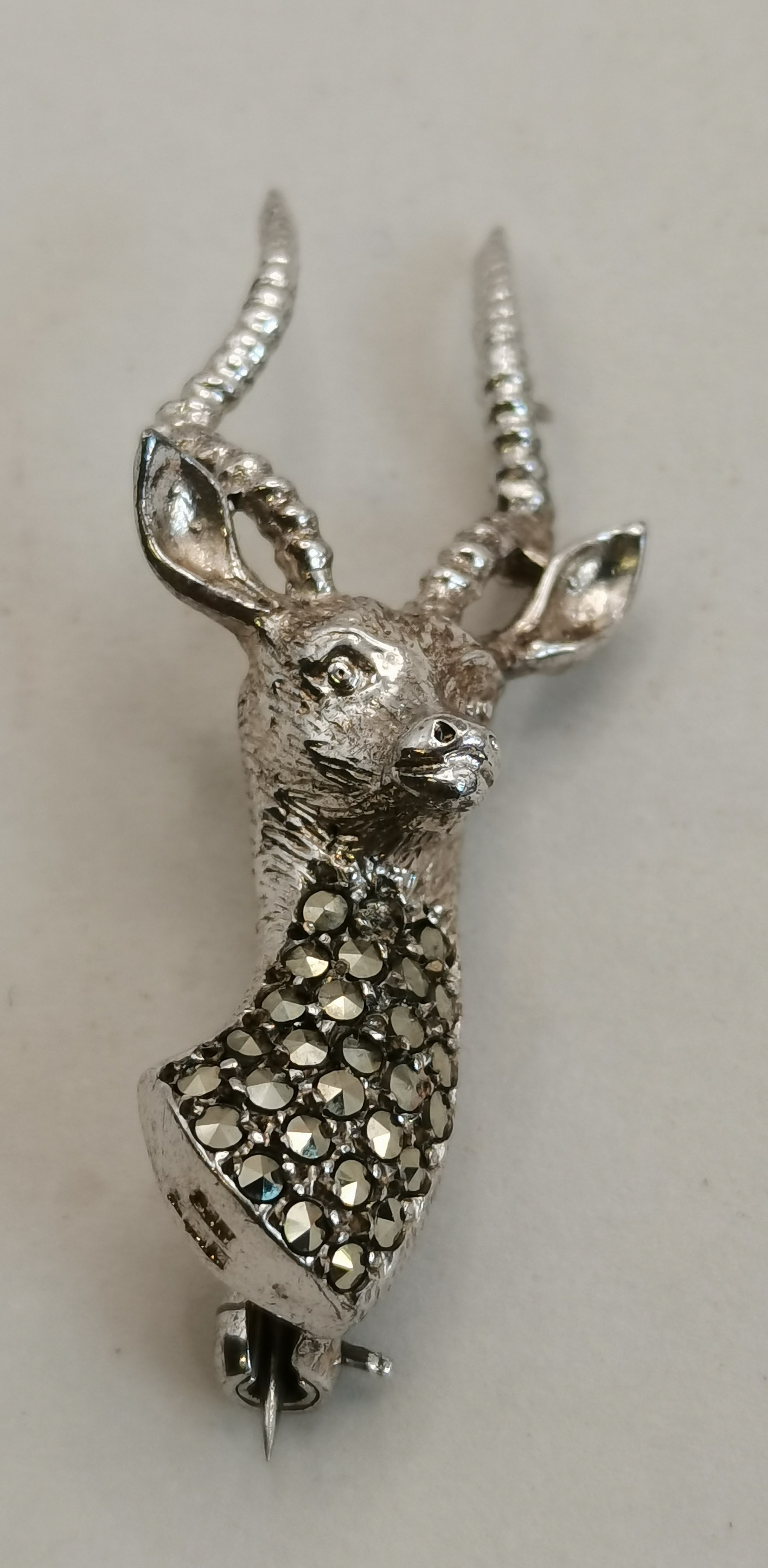 Silver and amber necklace and marcasite reindeer brooch - Image 3 of 5