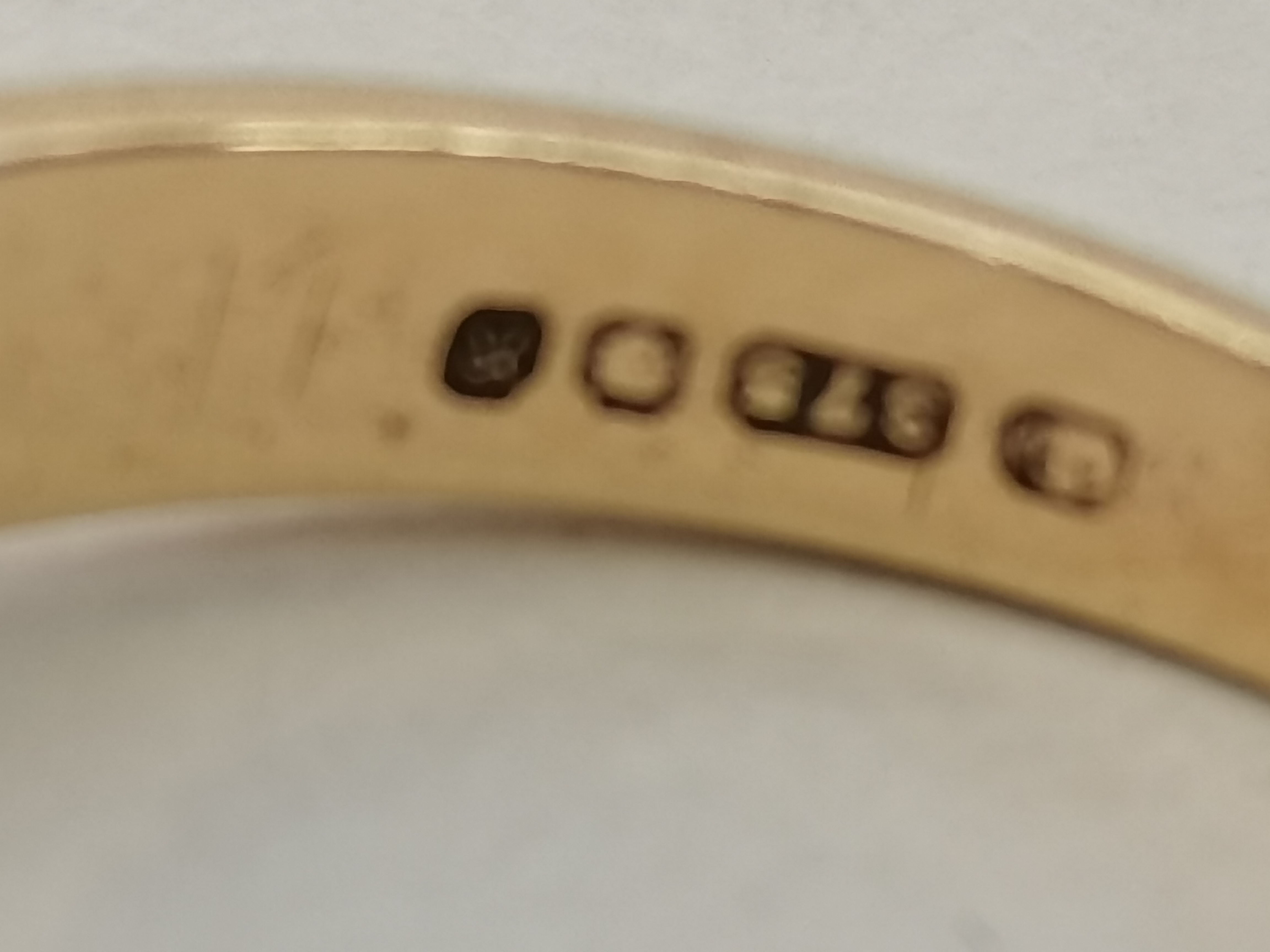 A 9ct gold ring with diamond chipping with a centr - Image 3 of 4