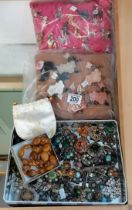 Costume jewellery and brooches