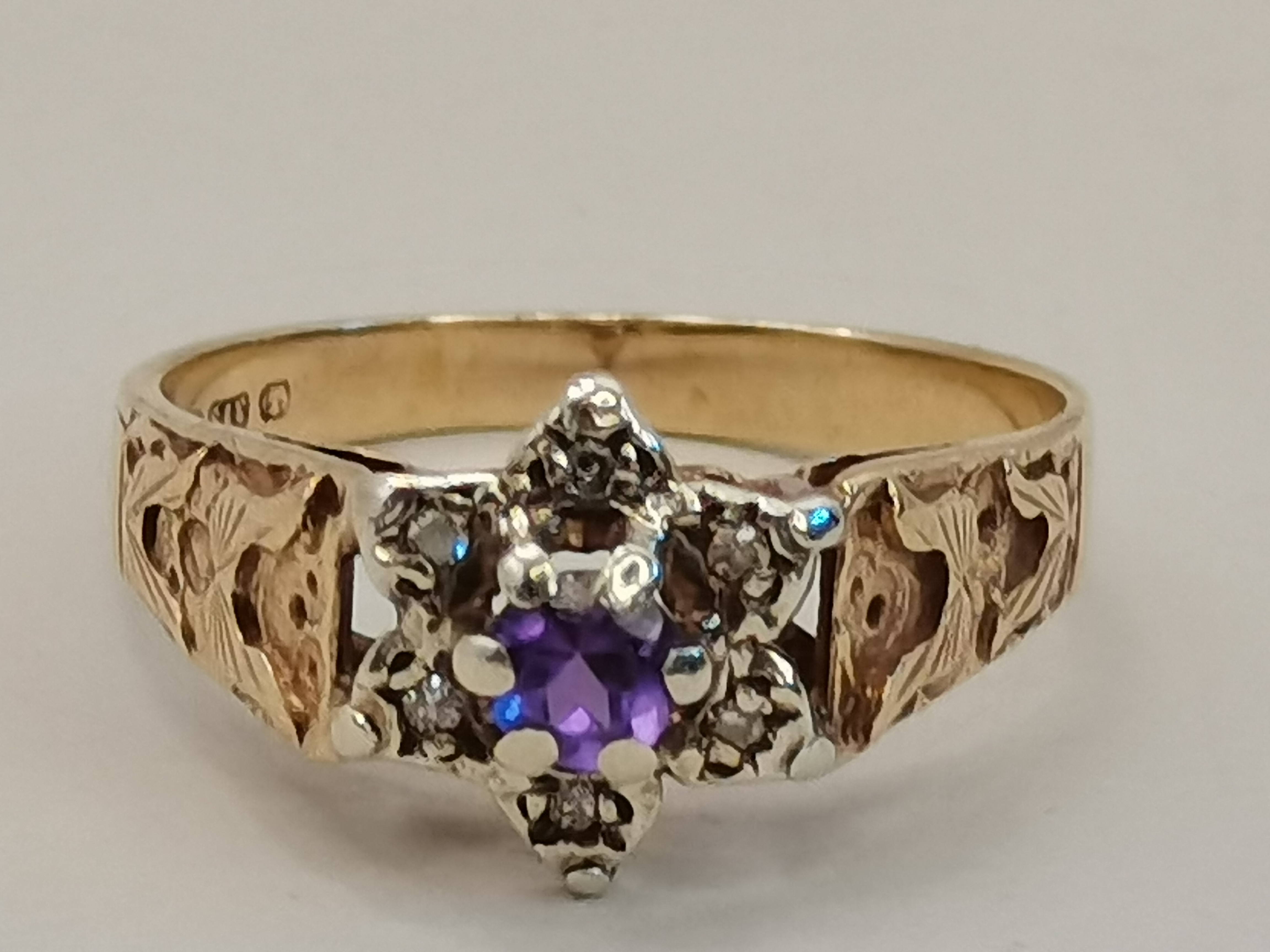 A 9ct gold ring with diamond chipping with a centr - Image 2 of 4