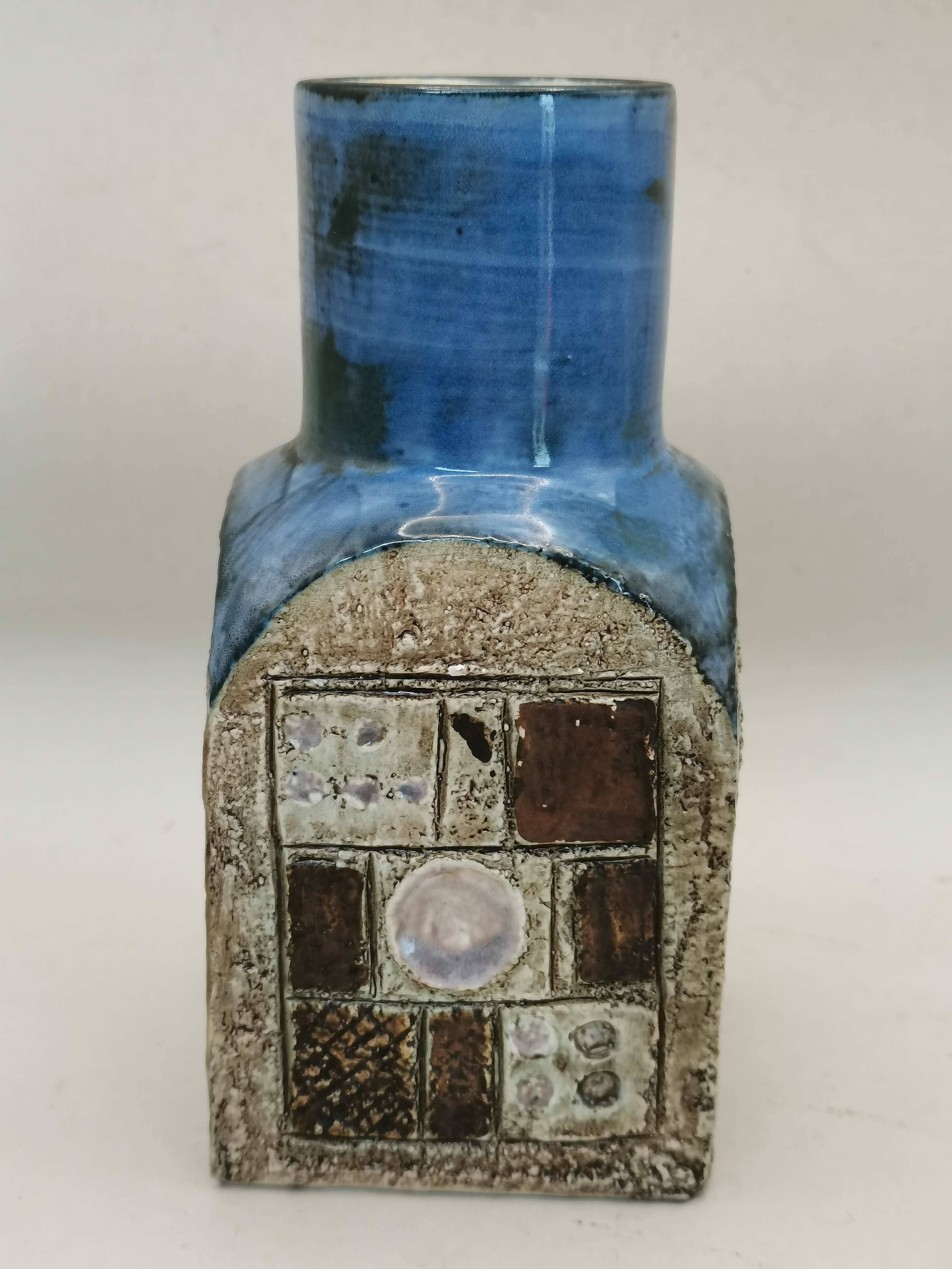 Troika Vase by Avril Bennett 1972 - 1979 - Image 3 of 5