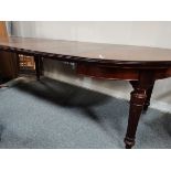 Mahogany Extendable dining table on Casters, 3 leaves