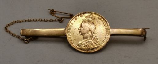 Gold sovereign style coin dated 1890 on brooch