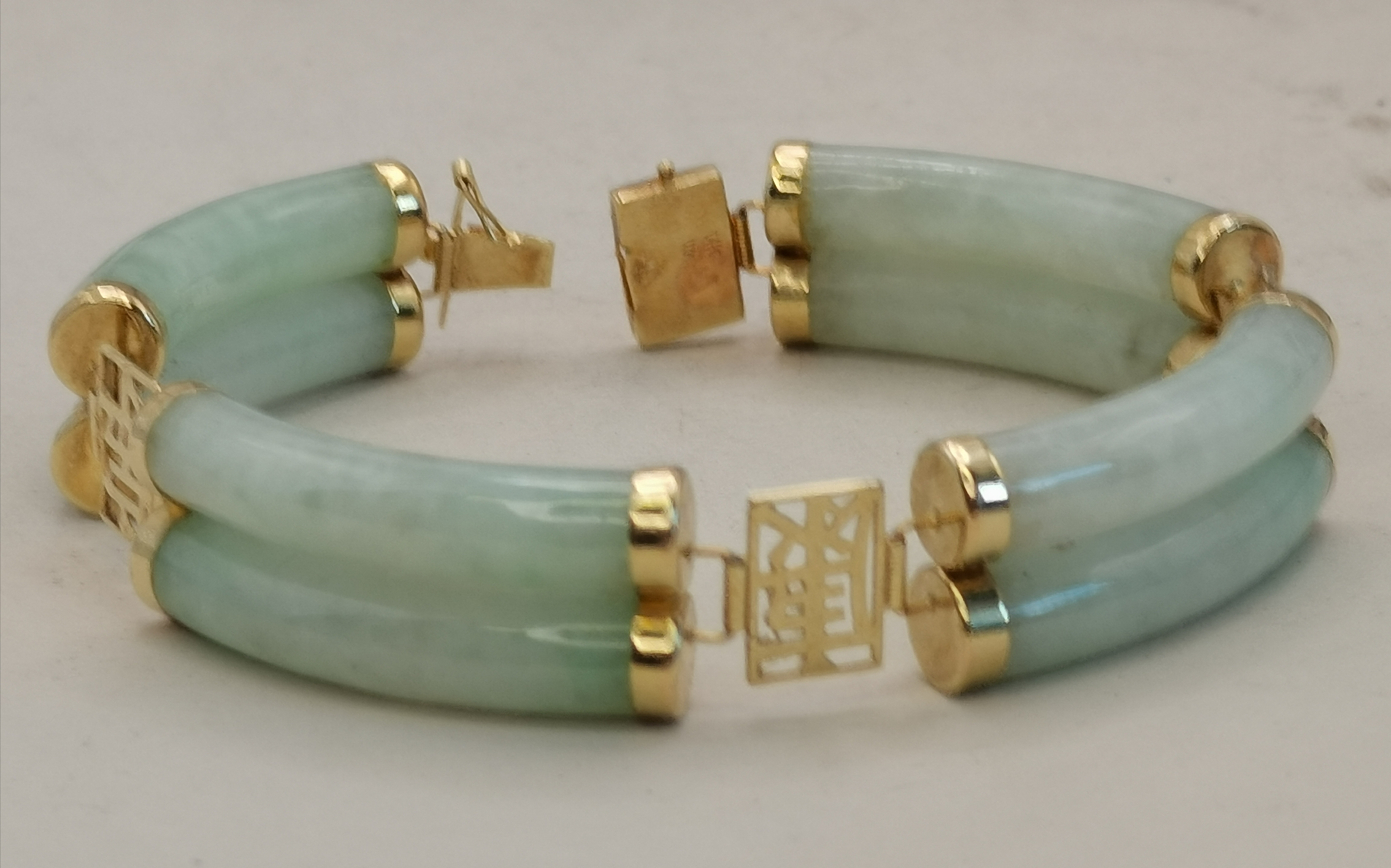 A 14 carat gold mounted jade bracelet