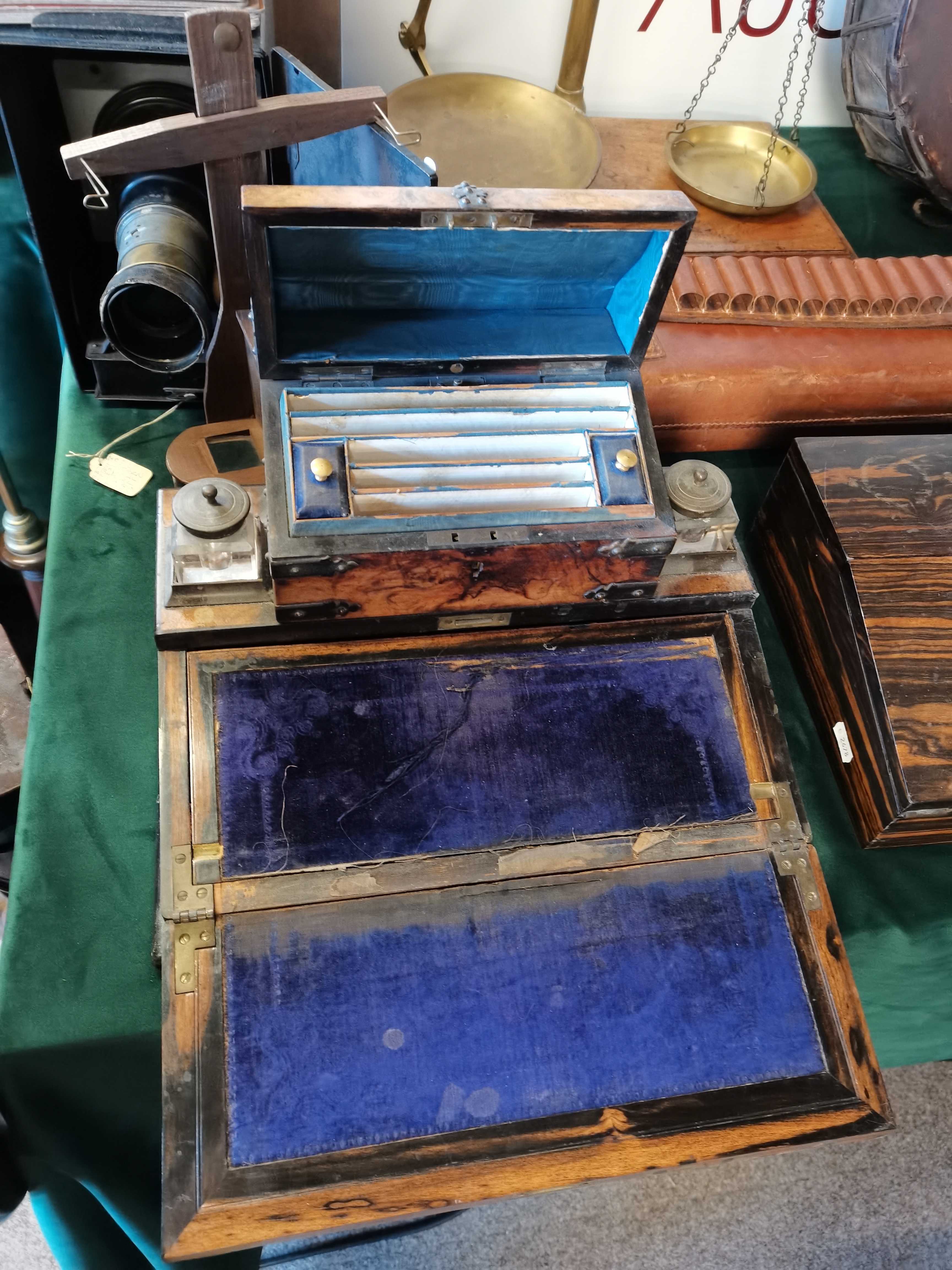 An Antique walnut writing box with gilt decoration - Image 2 of 6