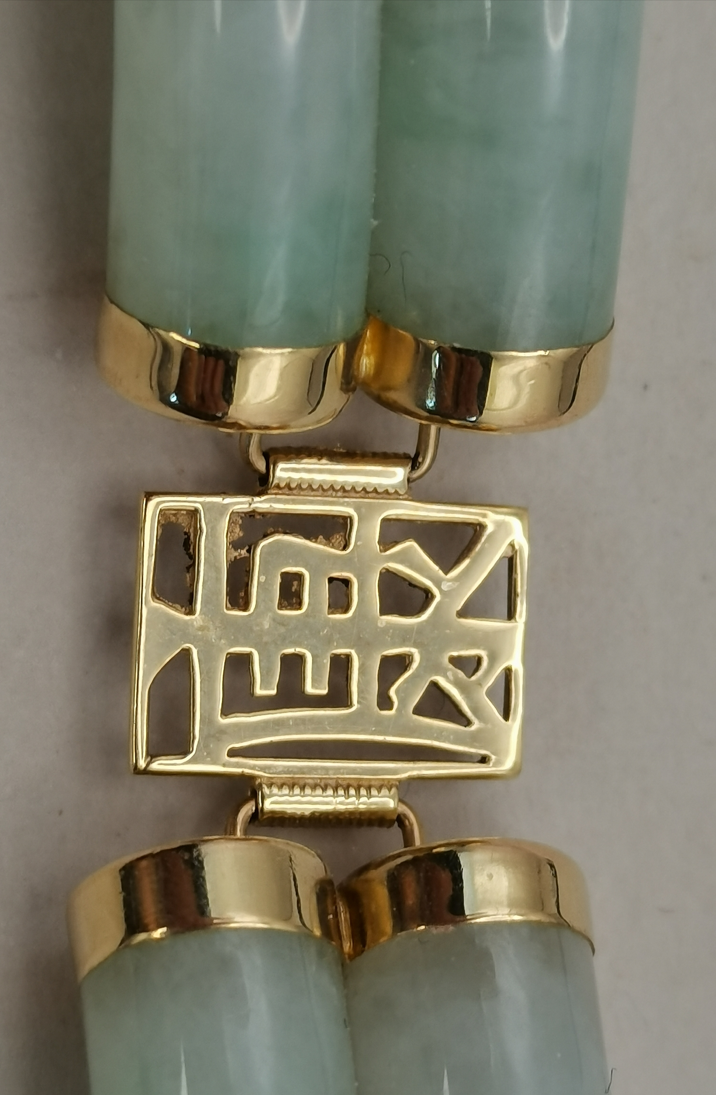 A 14 carat gold mounted jade bracelet - Image 2 of 3