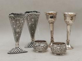 A GROUP OF SILVER AND WHITE METAL ITEMS