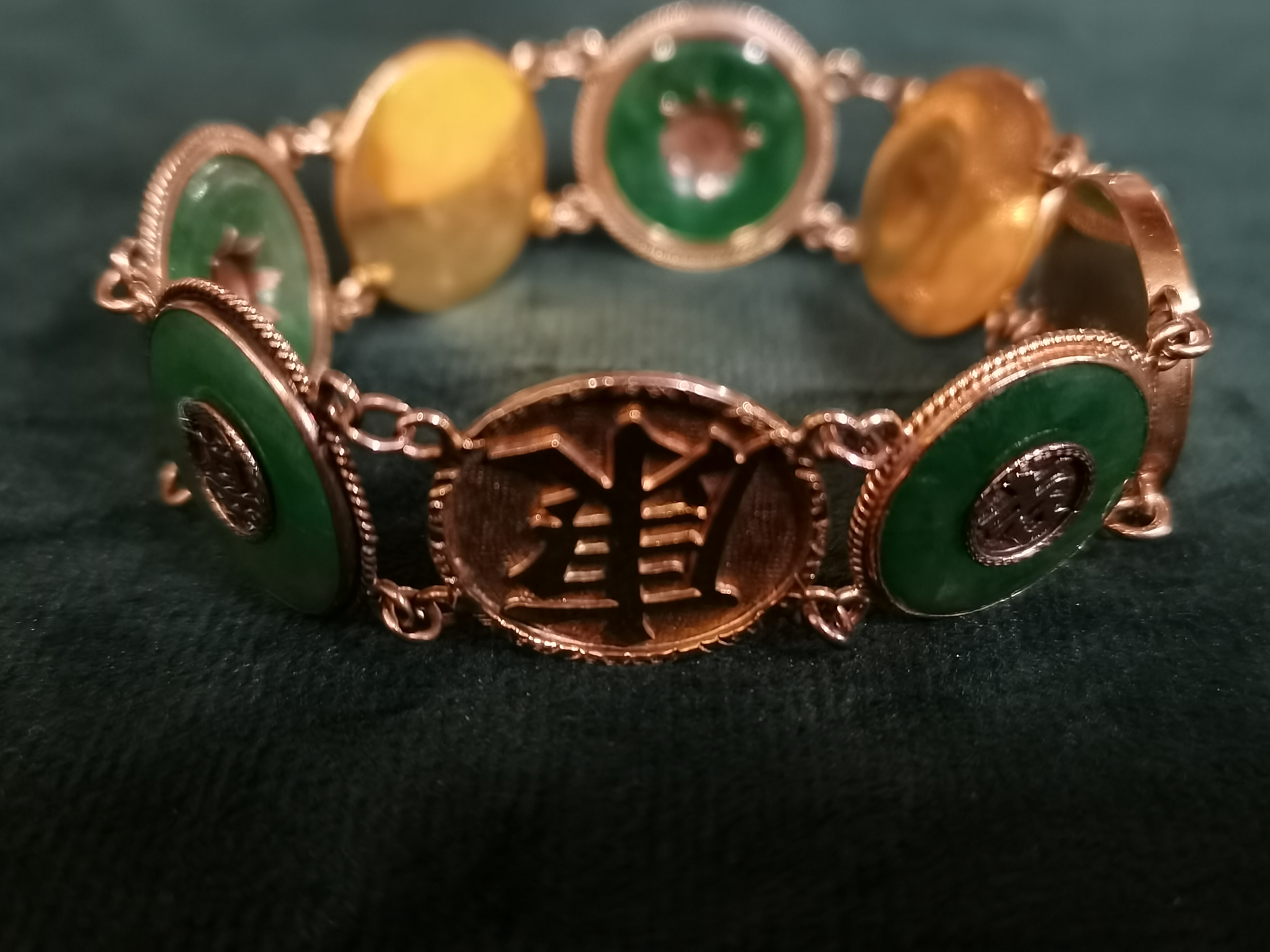 An 18ct gold and jade bangle with Chinese character marks - Image 5 of 7