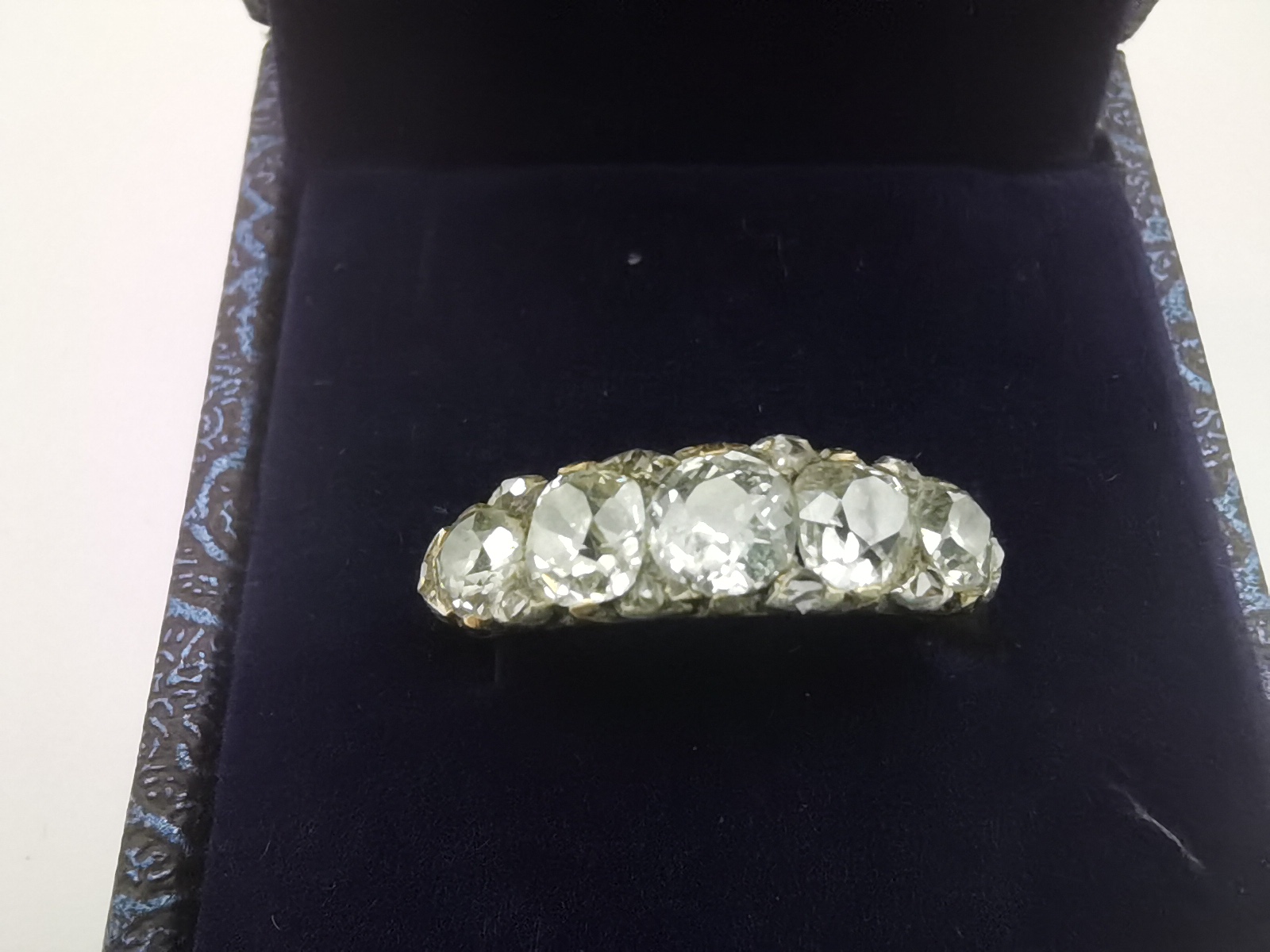 Victorian graduated 5 stone diamond ring 18ct gold - Image 3 of 4