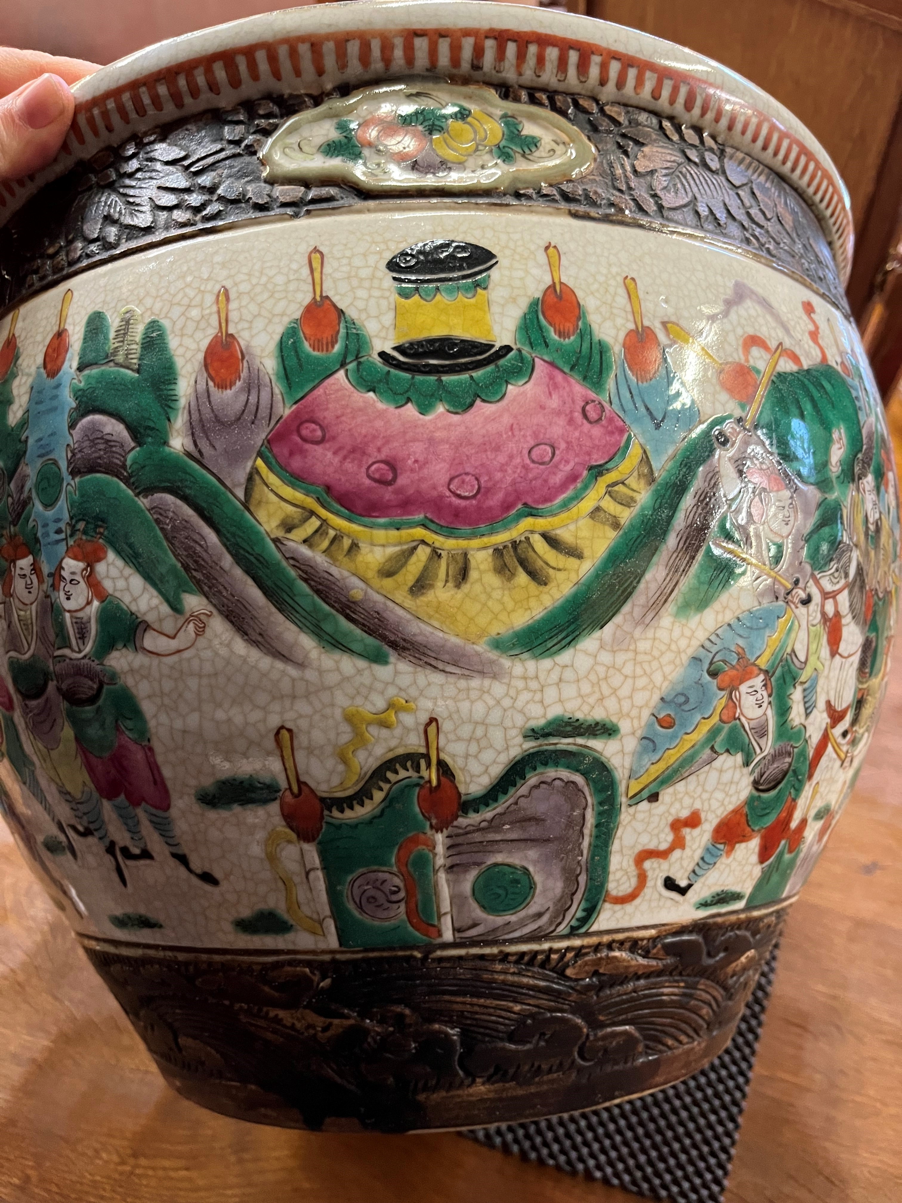 A Chinese large porcelain famille vert jardinière / fish bowl - Image 11 of 15