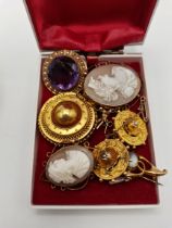 A good collection of misc gold jewellery and other various jewellery