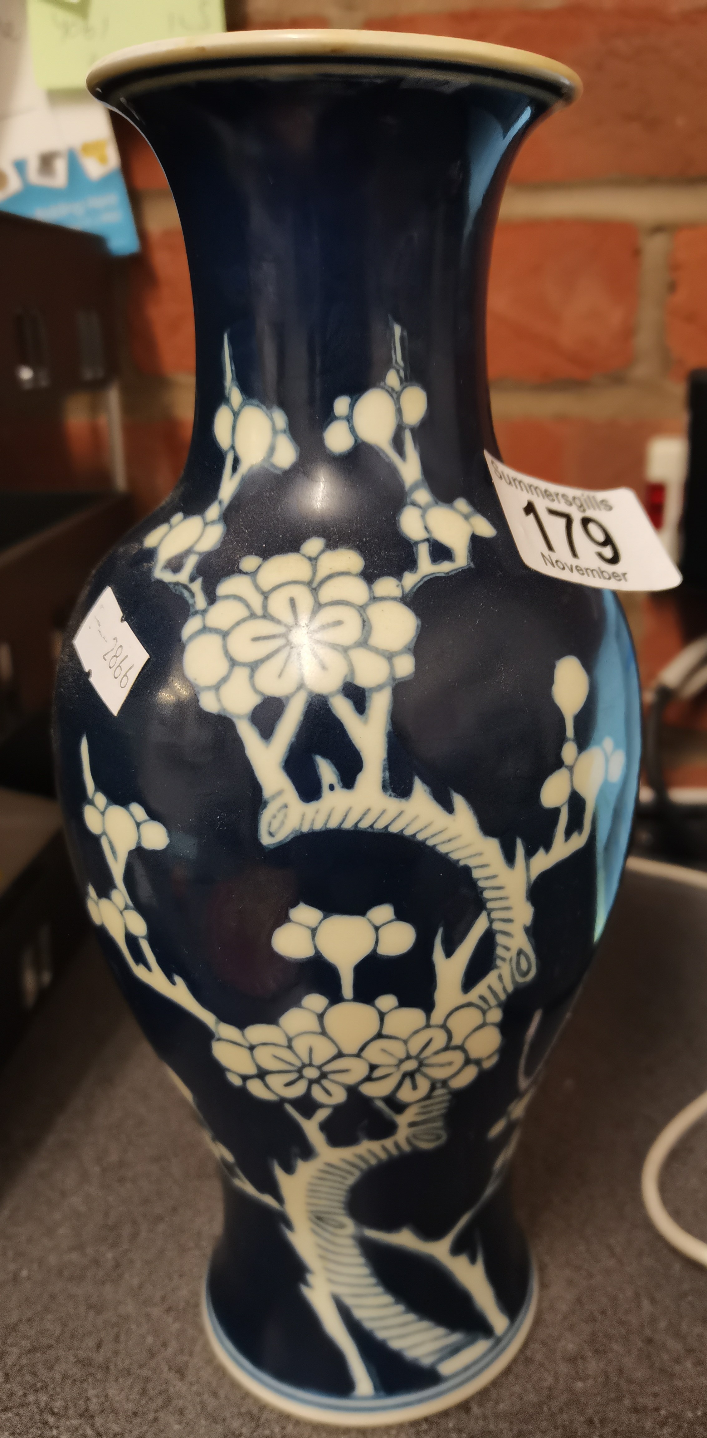 A blue and white prunus Chinese vase with 4 charac - Image 5 of 8