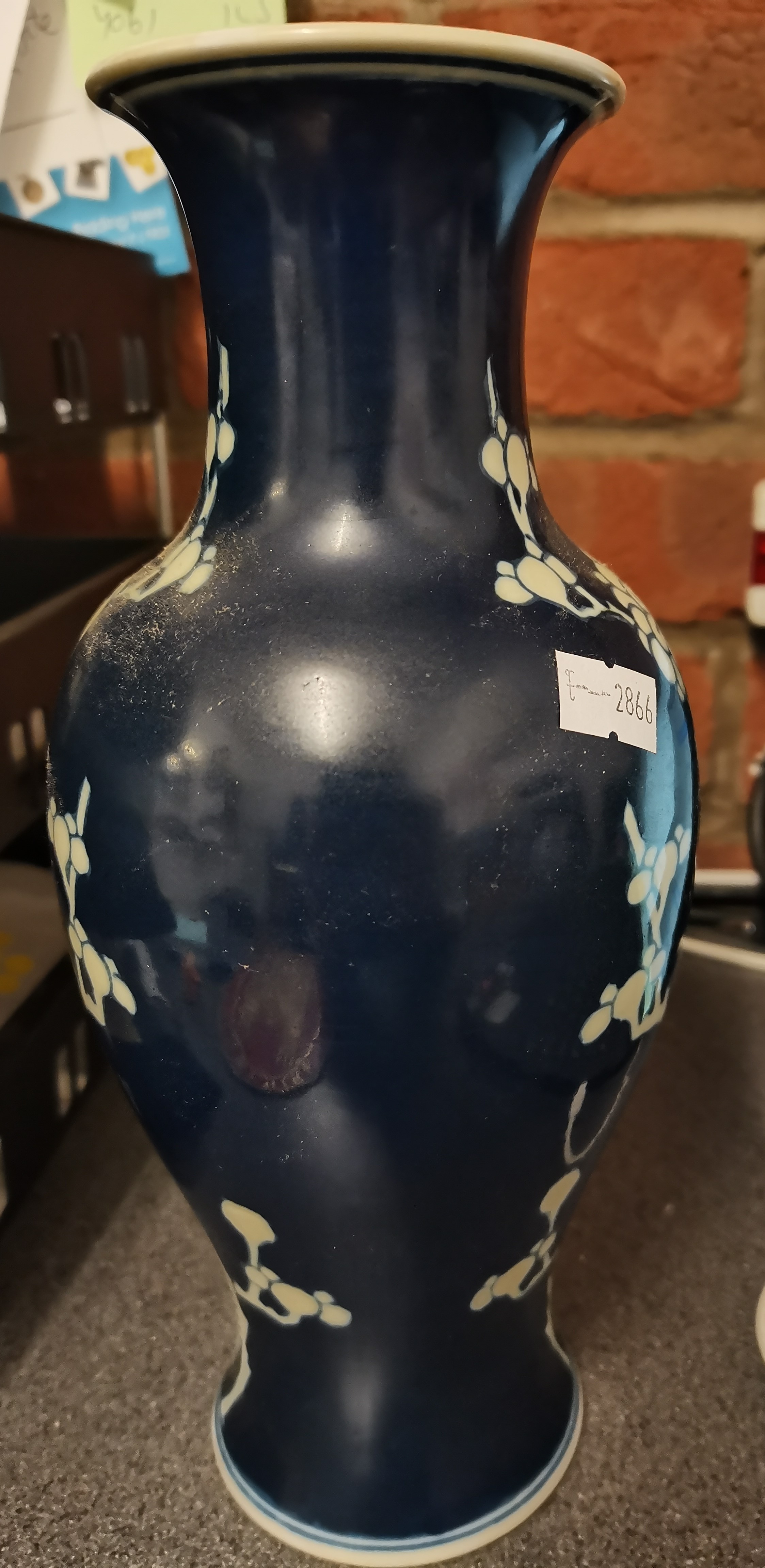 A blue and white prunus Chinese vase with 4 charac - Image 4 of 8