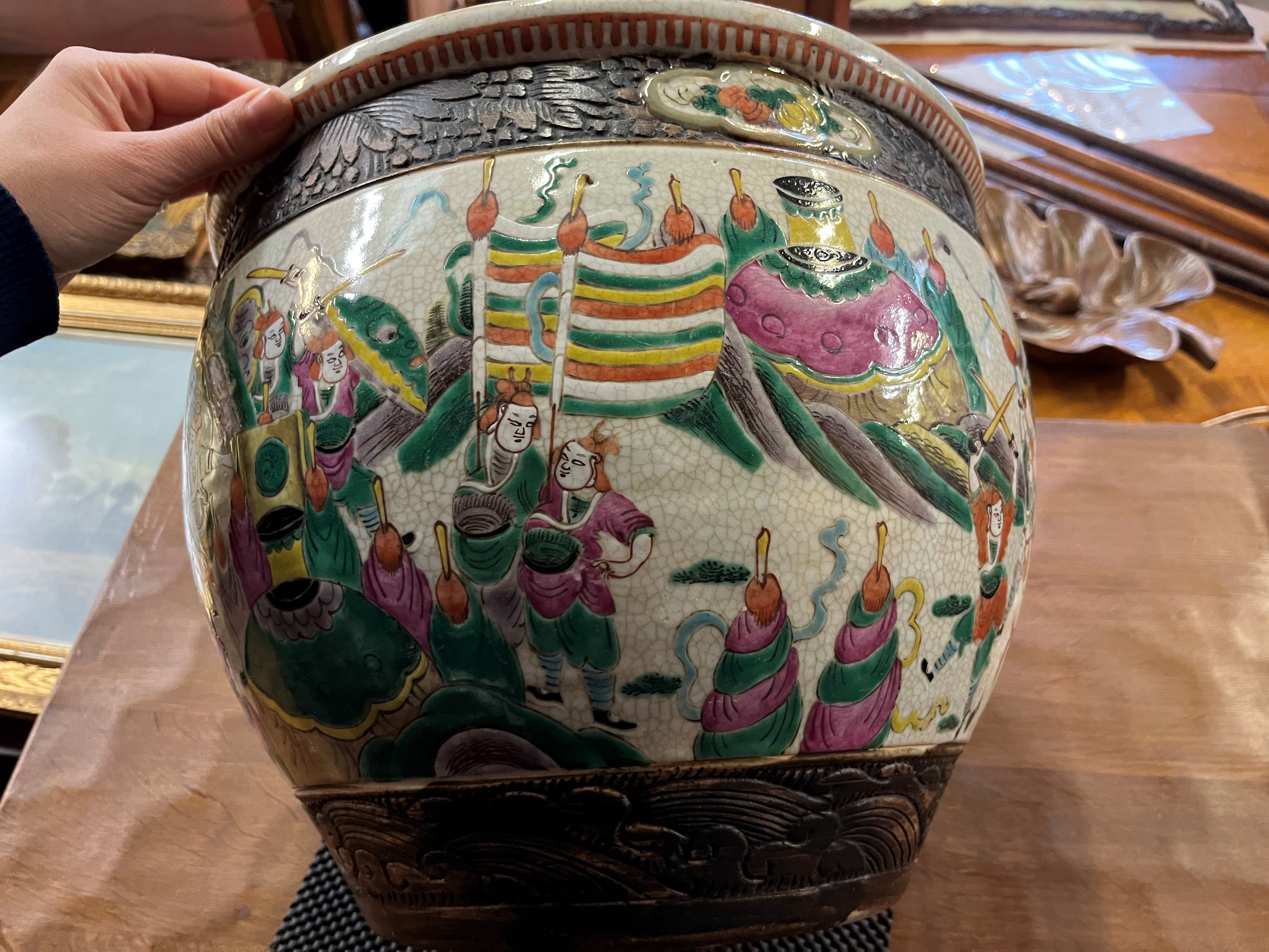 A Chinese large porcelain famille vert jardinière / fish bowl - Image 13 of 15