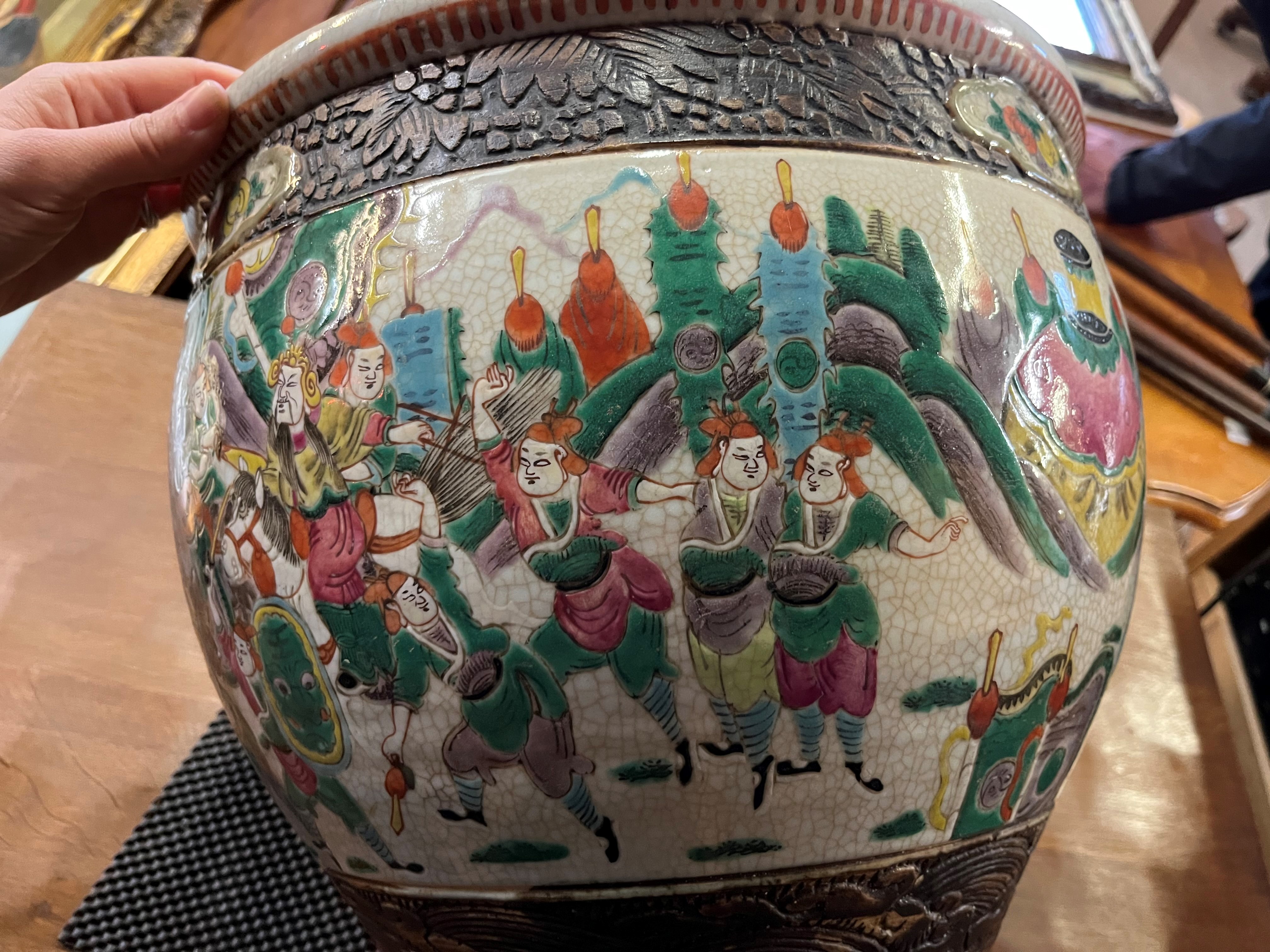 A Chinese large porcelain famille vert jardinière / fish bowl - Image 15 of 15