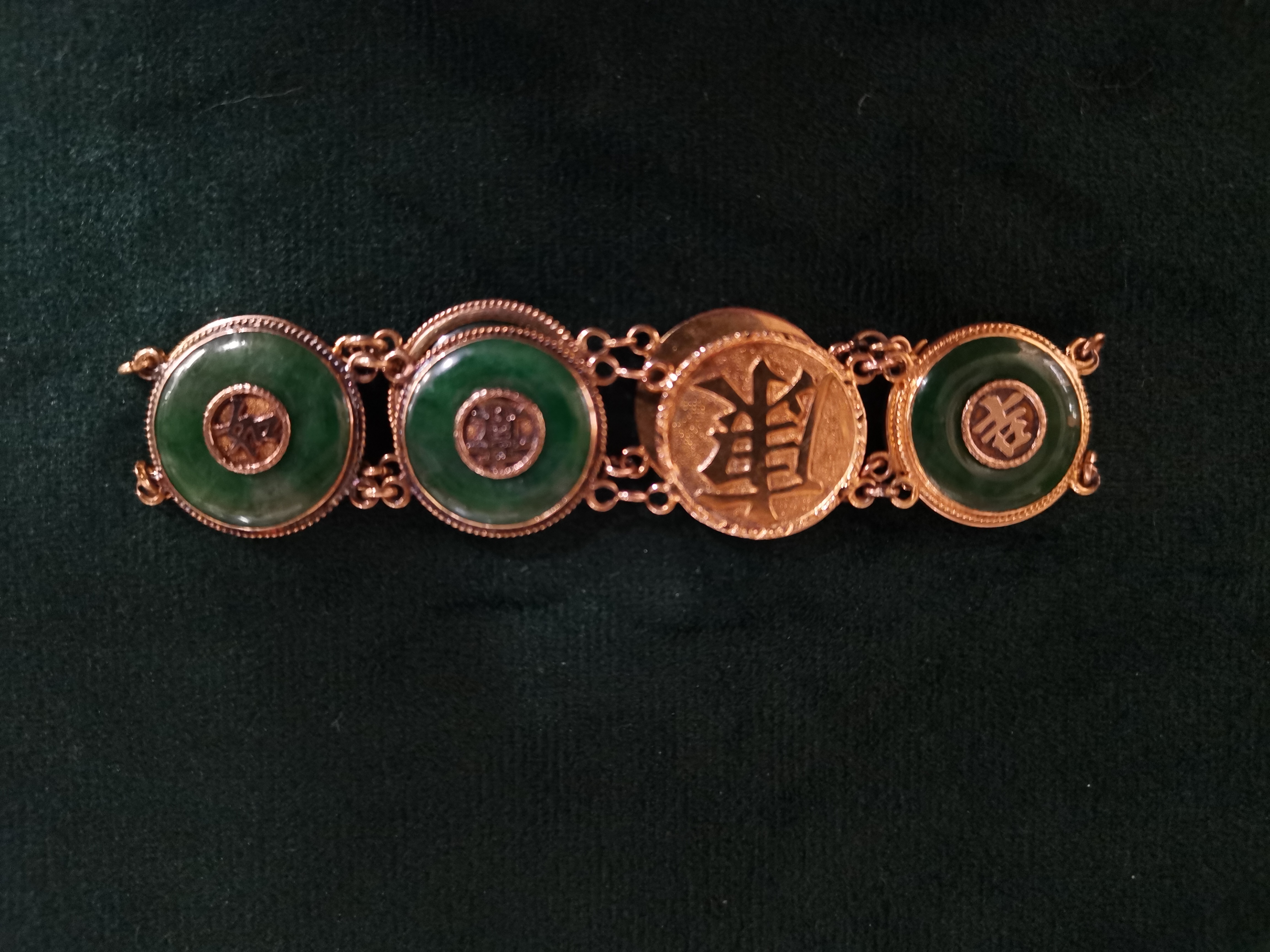 An 18ct gold and jade bangle with Chinese character marks - Image 2 of 7