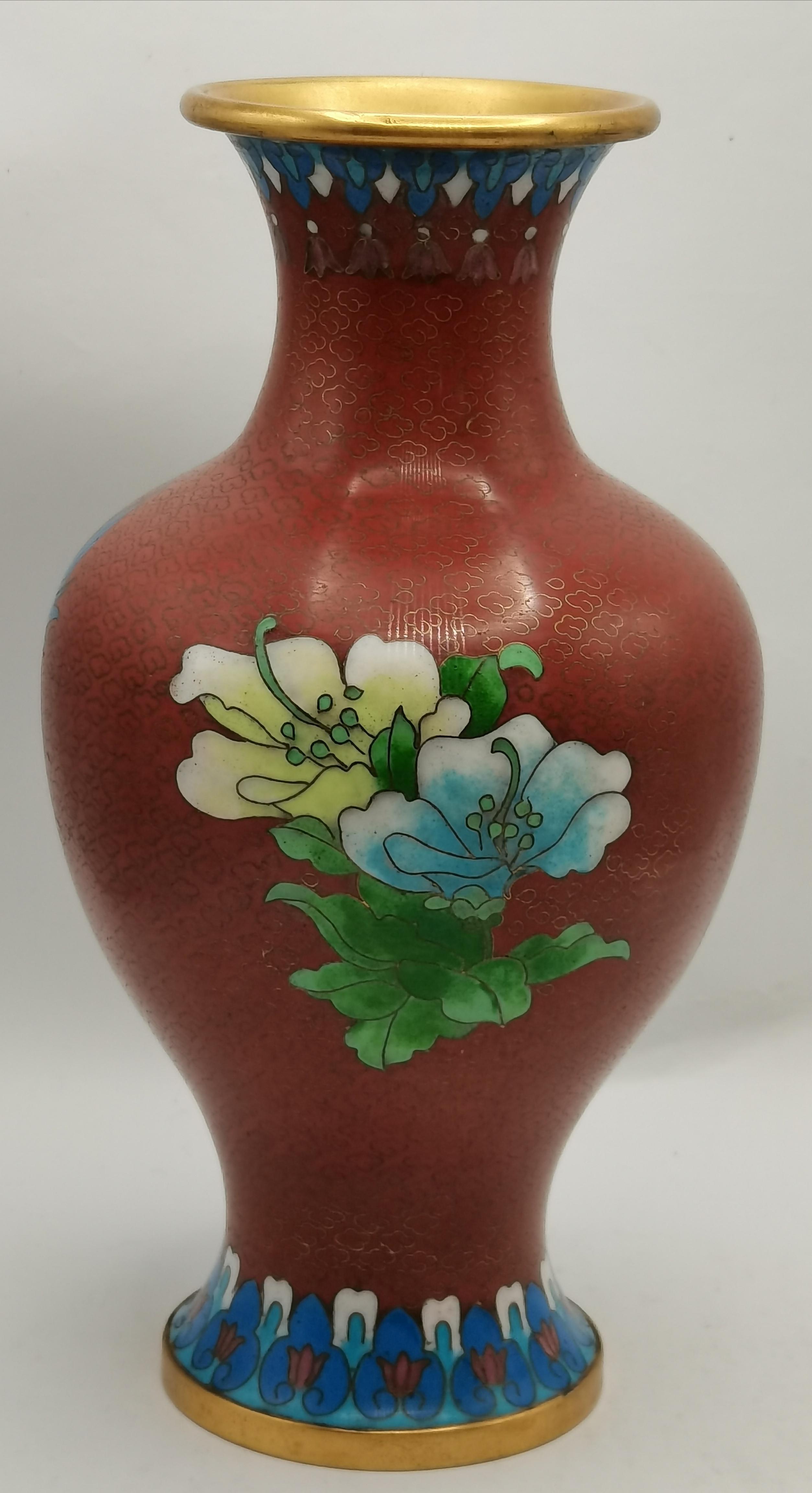 A cloisonné 20cm high vase in excellent condition - Image 2 of 2