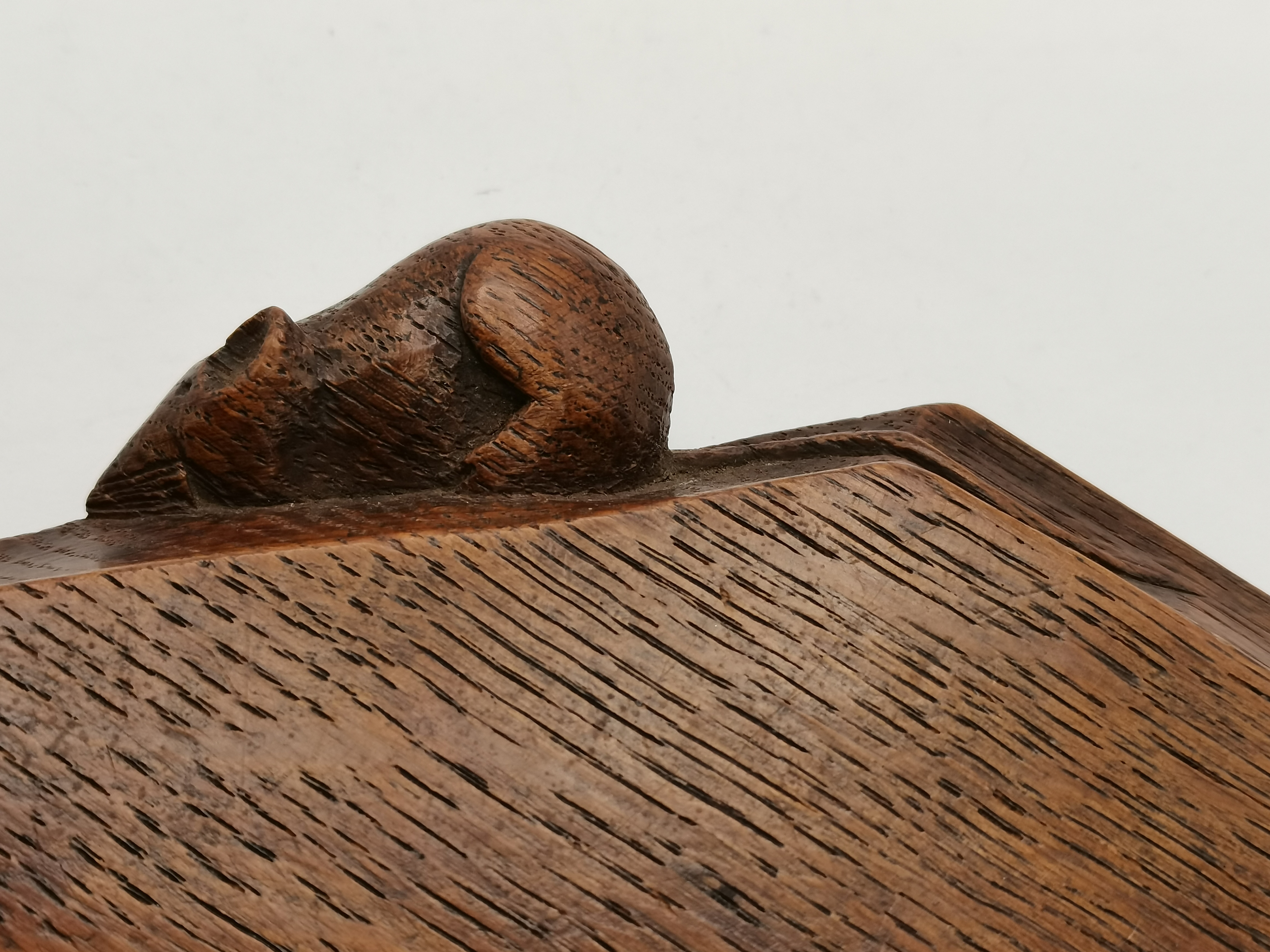 Robert Thompson, a Mouseman oak bread board - Image 4 of 4