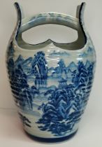 A Chinese blue and white porcelain water bucket vase, 20th Century