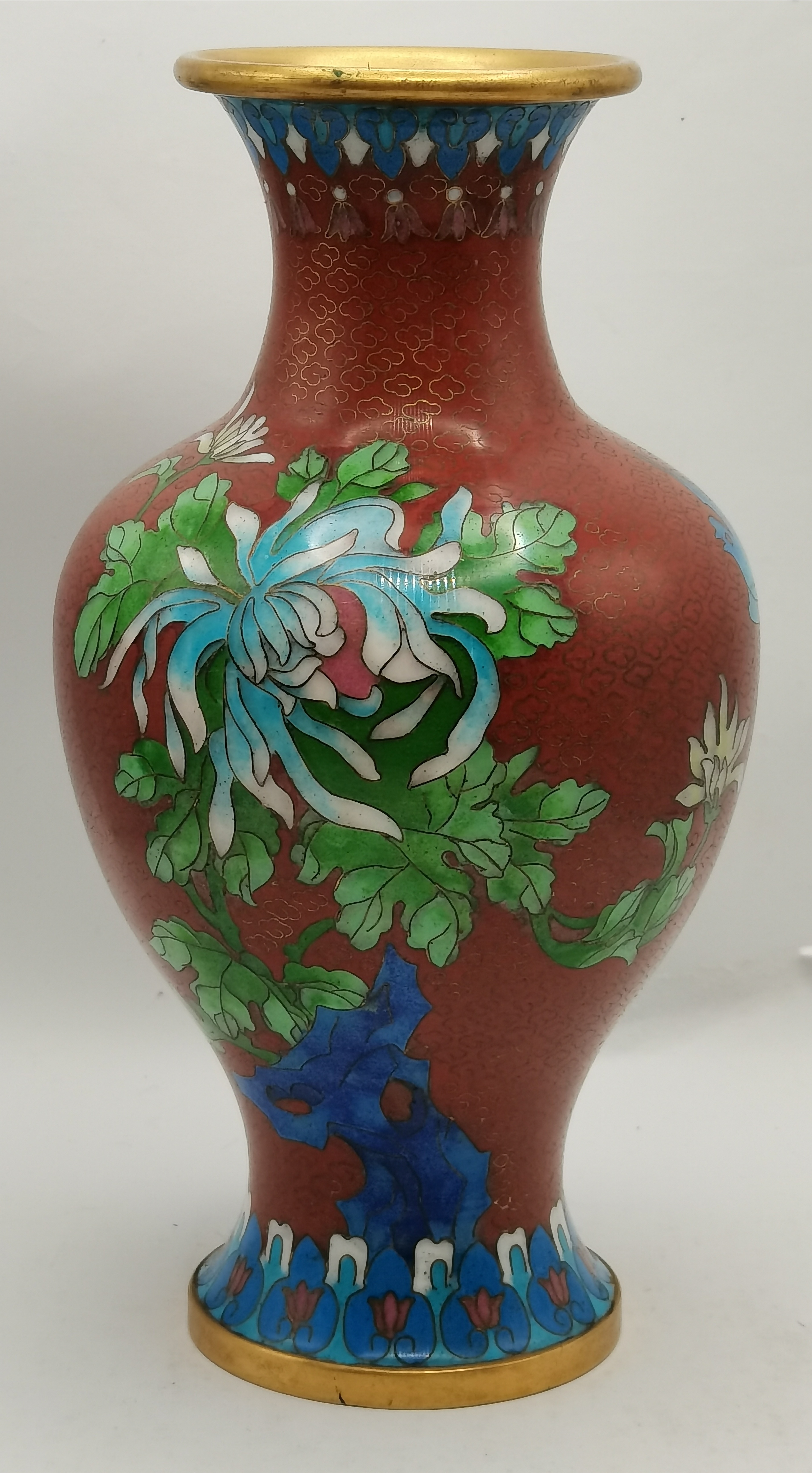 A cloisonné 20cm high vase in excellent condition