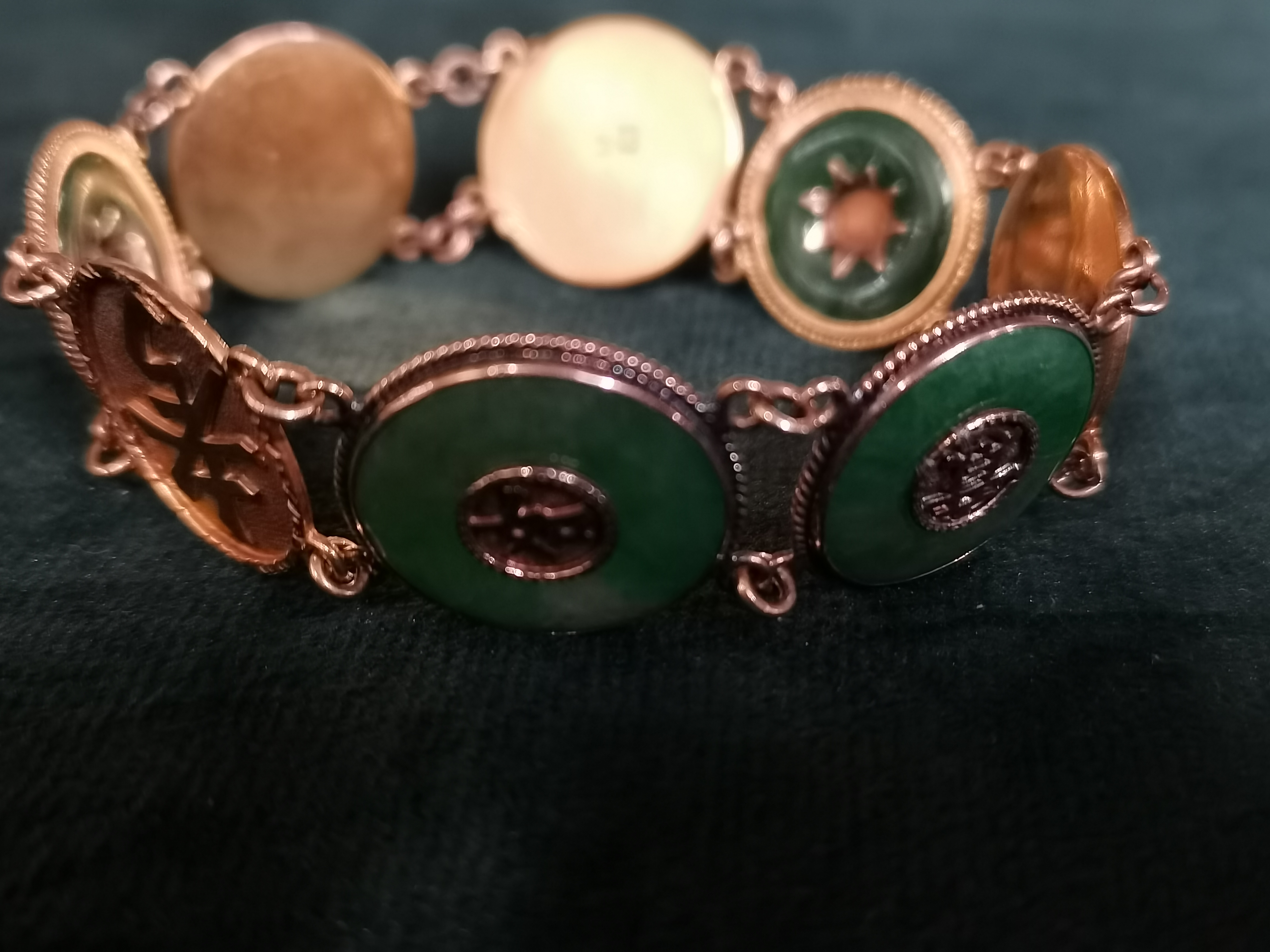 An 18ct gold and jade bangle with Chinese character marks - Image 6 of 7