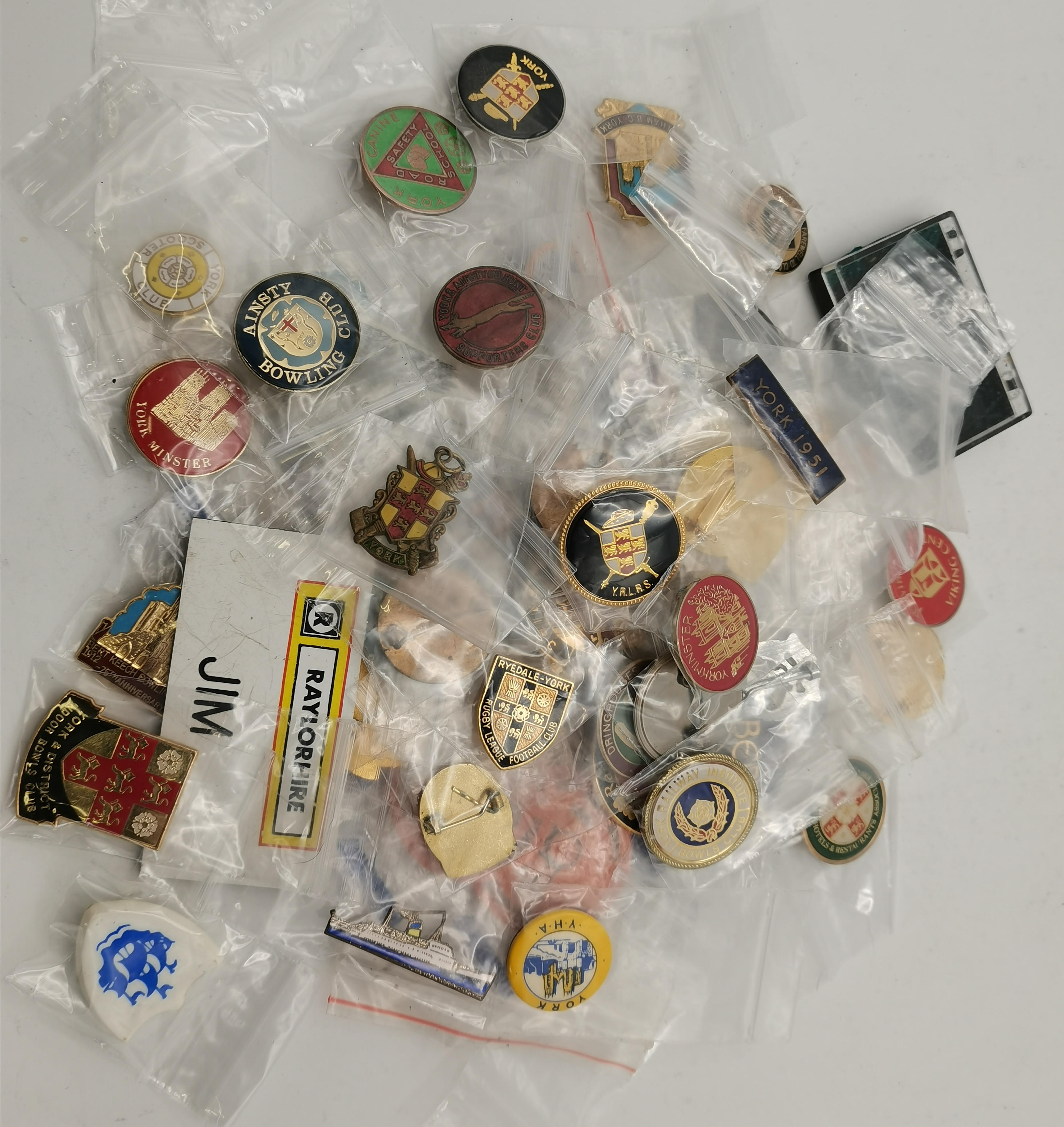 Collection of over 100 pin badges - Robertson, CocaCola, Blue Peter, Breweries etc etc - Bild 2 aus 3