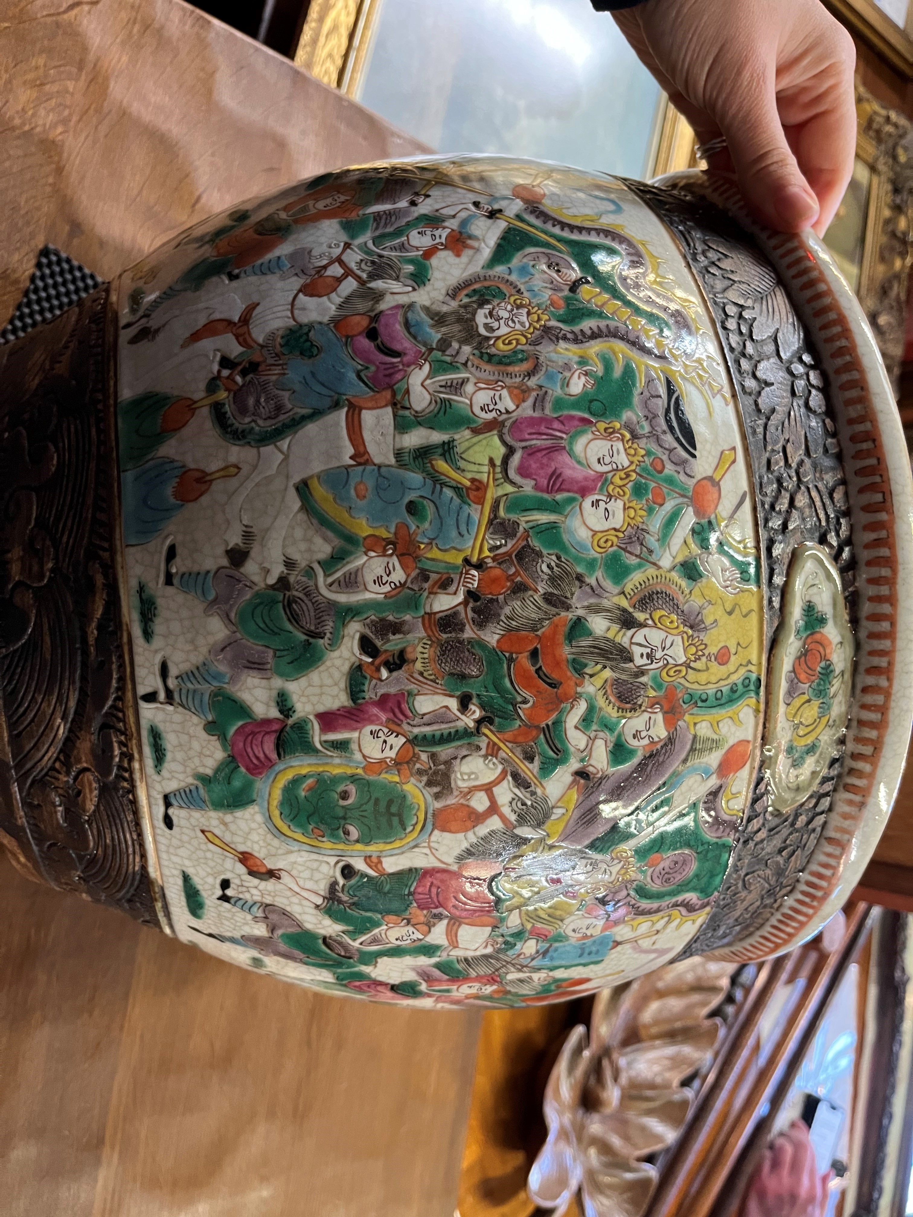 A Chinese large porcelain famille vert jardinière / fish bowl - Image 14 of 15
