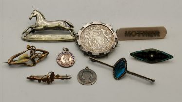 A small group of jewellery